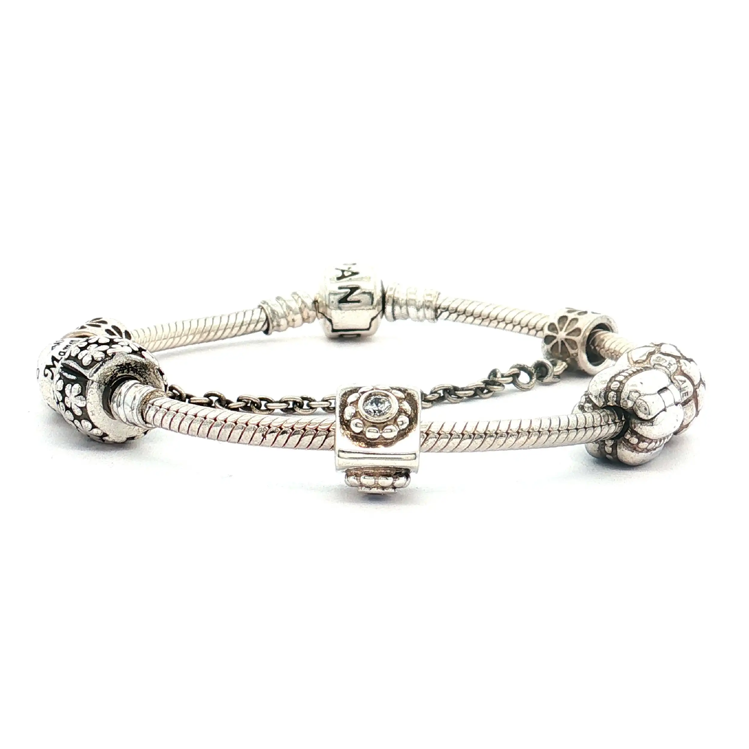 Armband Pandora mit 6 Charms Armband Pandora mit 6 Charms