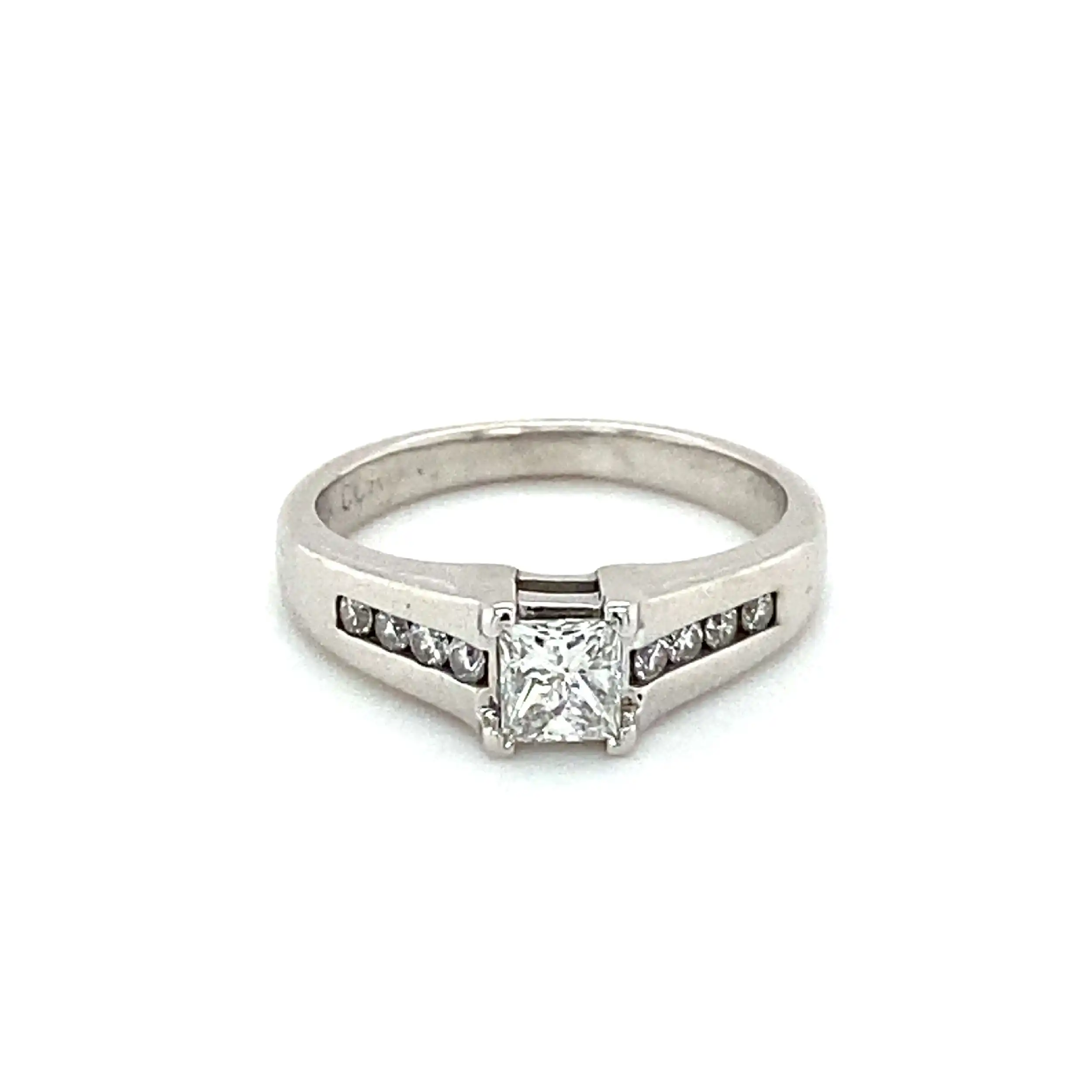 Ring Weißgold mit Brillanten und Diamant im Pincess-Cut Ring Weißgold mit Brillanten und Diamant im Pincess-Cut
