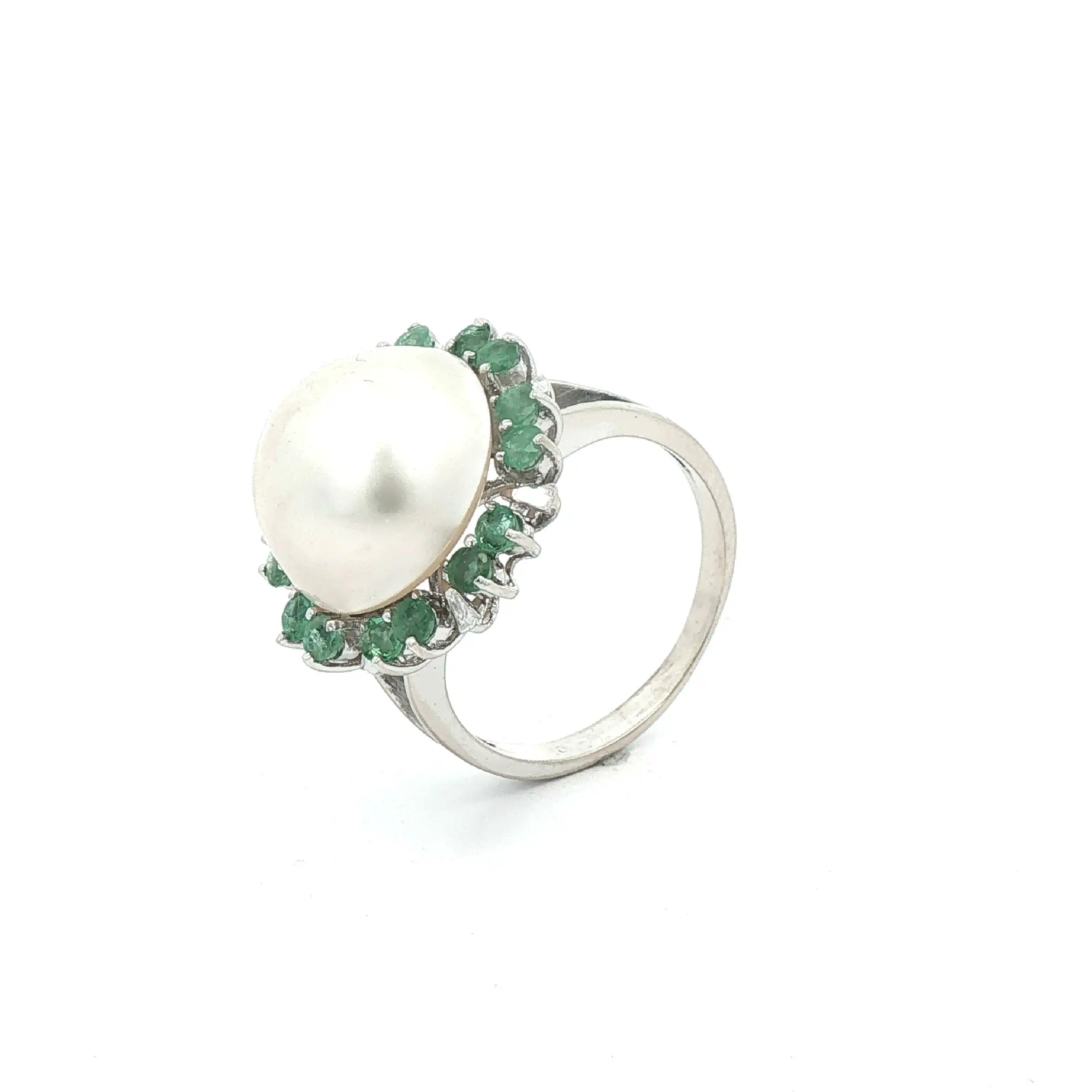Ring Weißgold mit Mabe Perle und grünen Farbsteinen