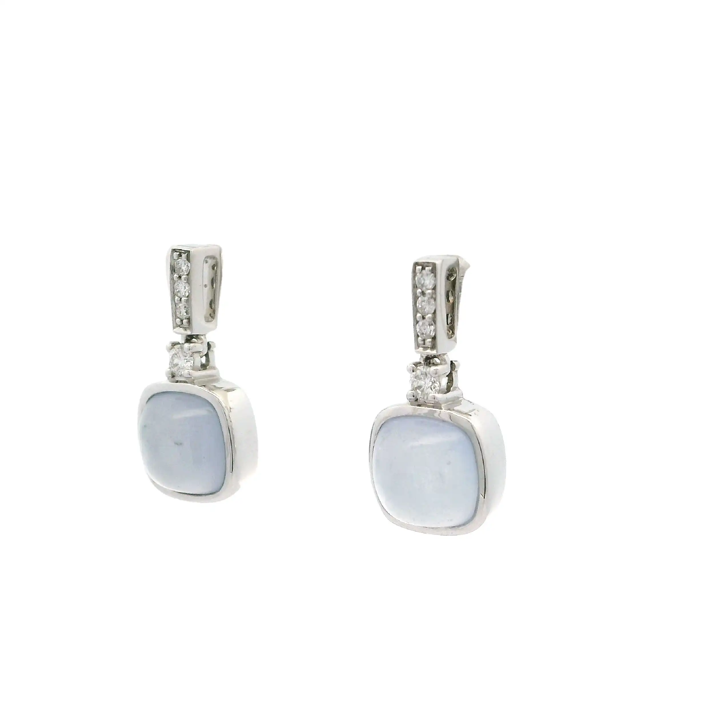 Ohrstecker Weißgold mit Chalcedon Cabochon & Brillanten, graviert mit je 0,06ct. Ohrstecker Weißgold mit Chalcedon Cabochon & Brillanten, graviert mit je 0,06ct.