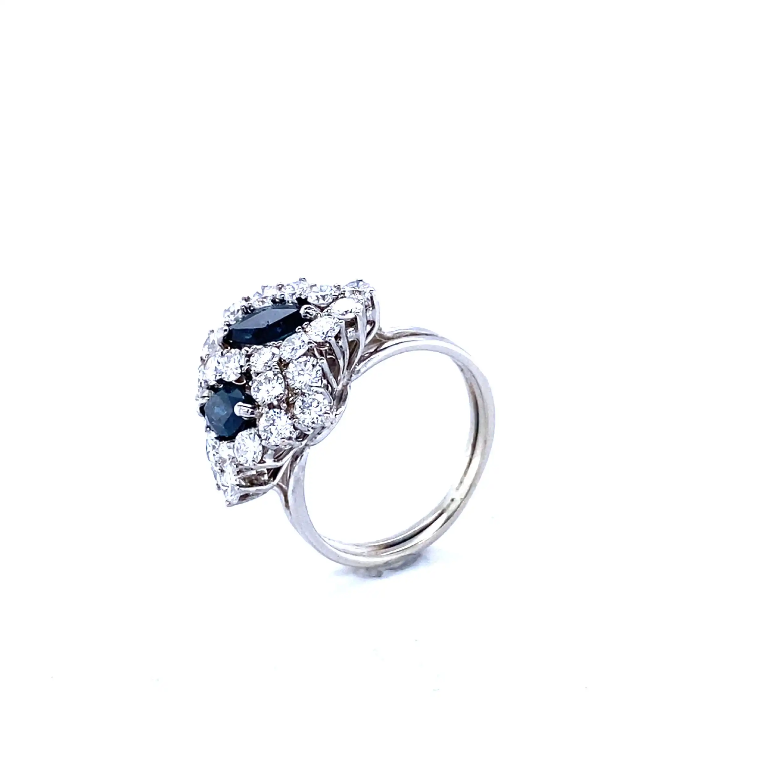 Ring Weißgold mit Brillanten und 2 Saphiren, graviert mit 1,07ct Ring Weißgold mit Brillanten und 2 Saphiren, graviert mit 1,07ct