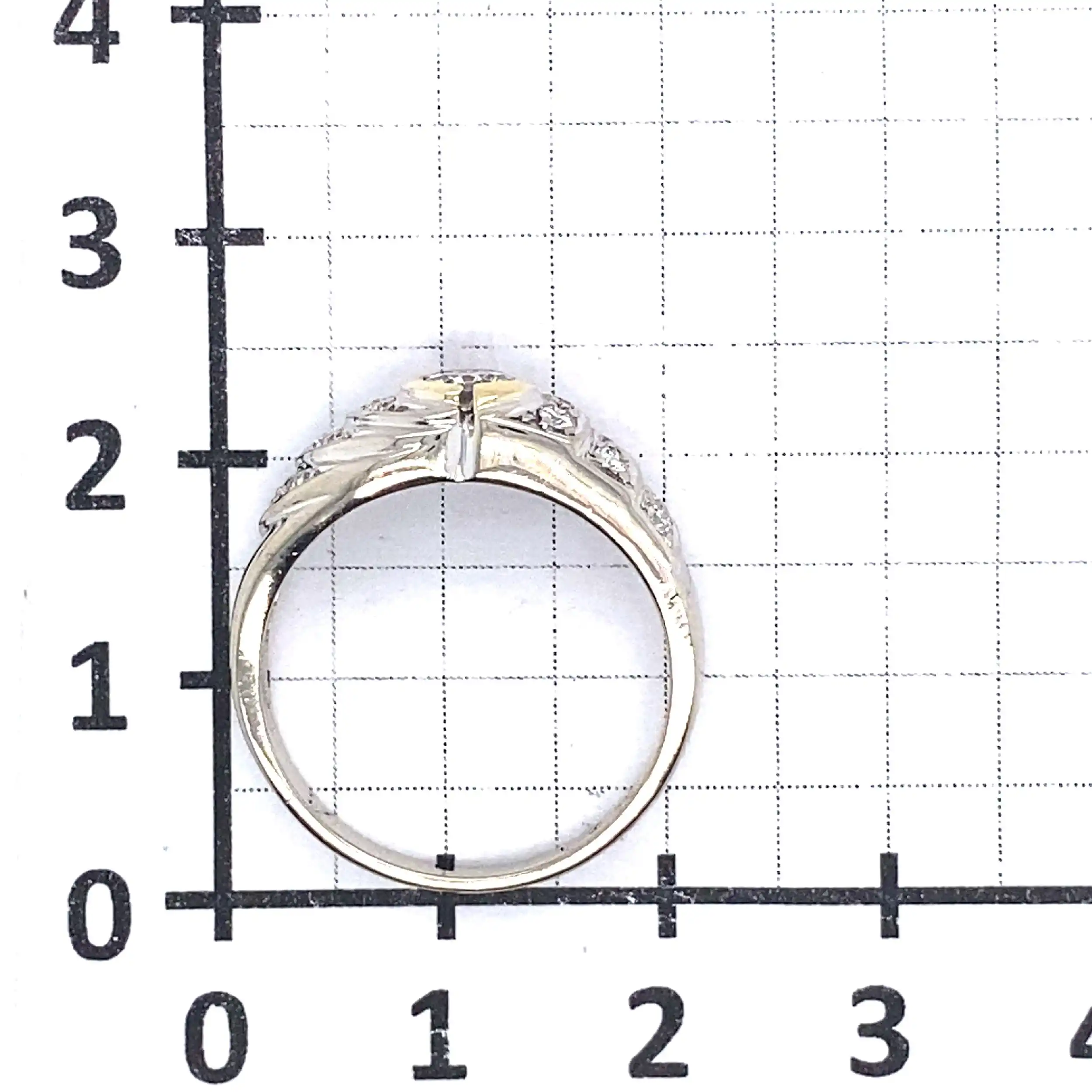 Ring Weißgold mit Solitär Brillant und Melee Brillanten, graviert mit 0,50ct Ring Weißgold mit Solitär Brillant und Melee Brillanten, graviert mit 0,50ct
