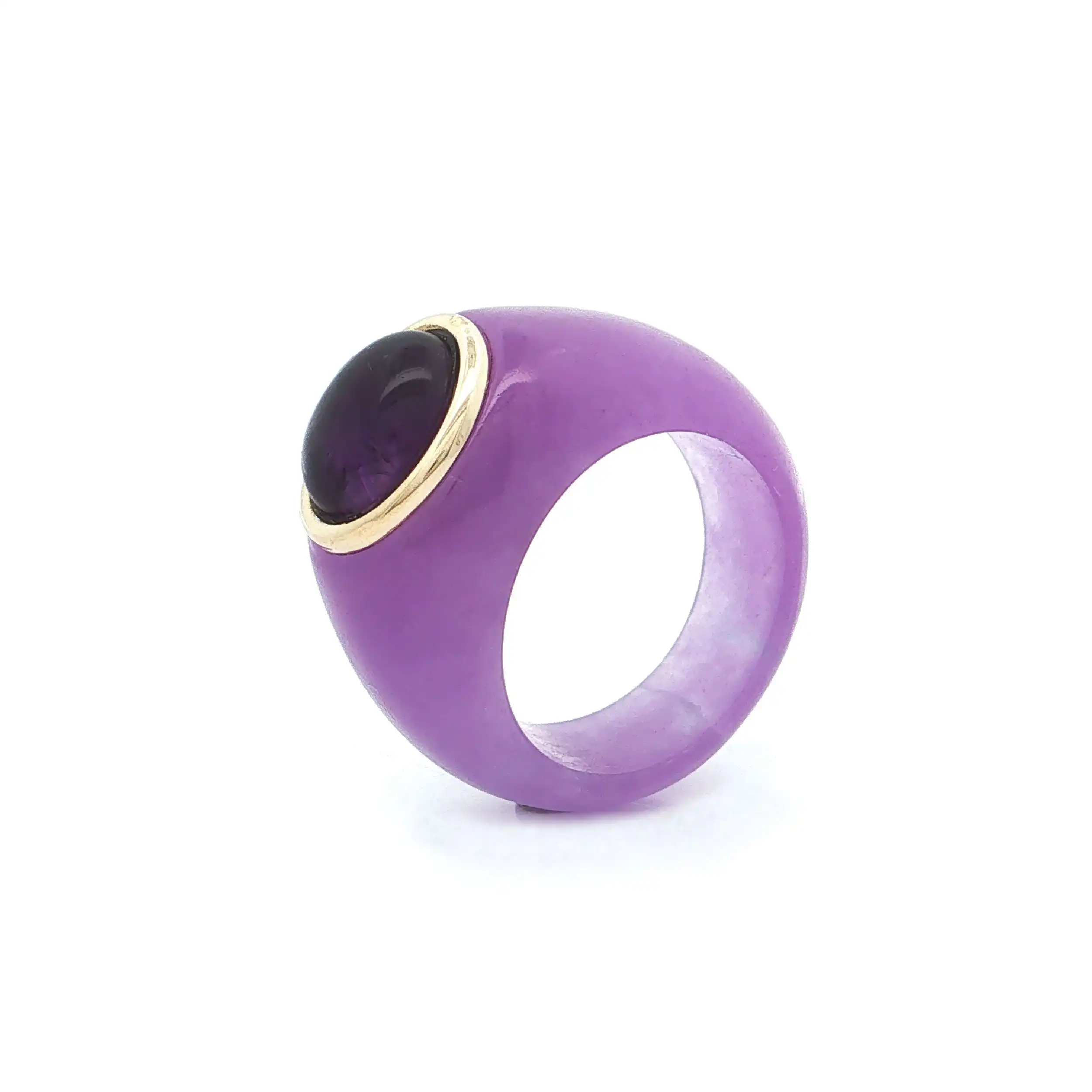 Ring aus lavendelfarbener Jade mit Gelbgold Fassung und Amethyst Cabochon