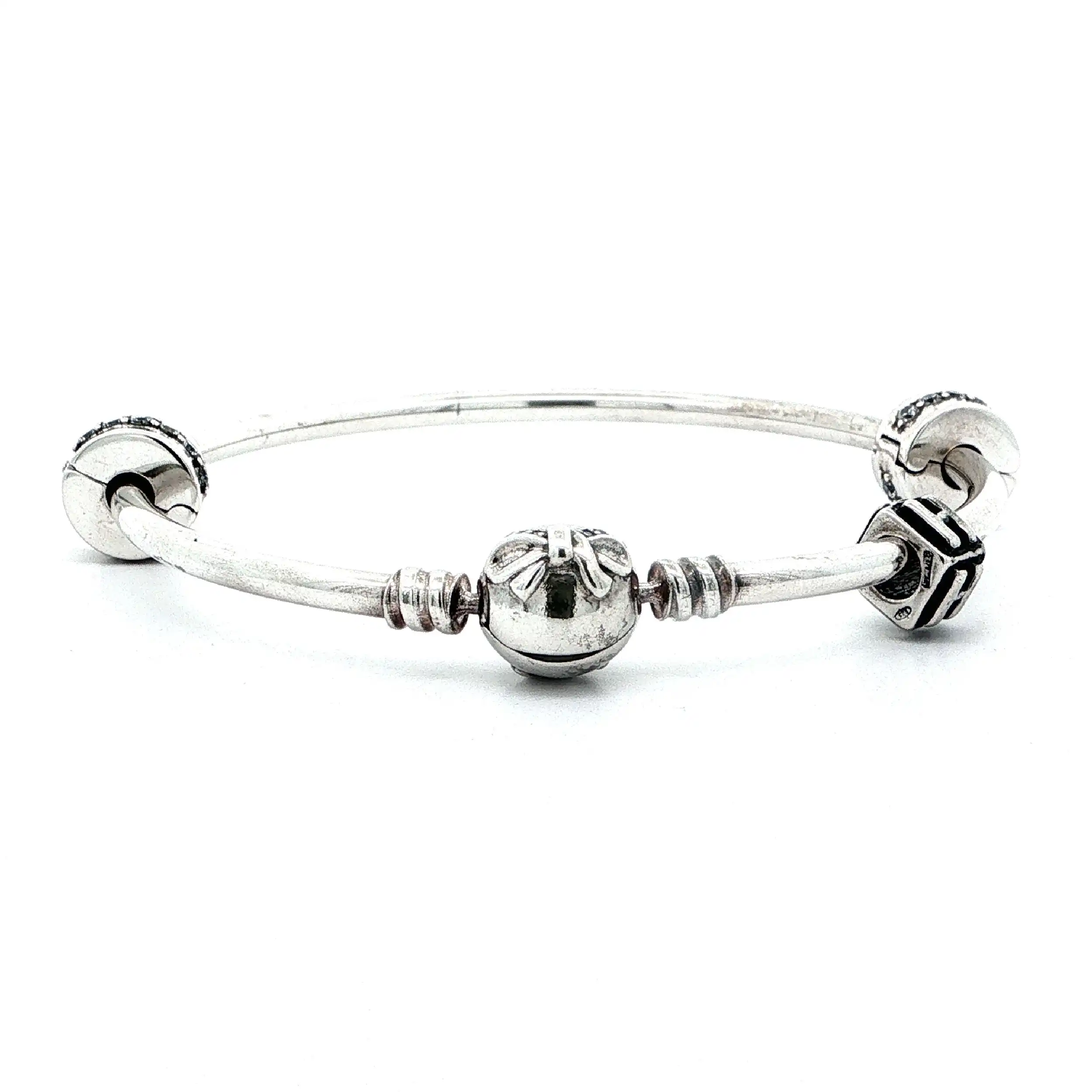Armreif Silber Pandora mit 2 Charms, 1 Charm "H" nicht von Pandora