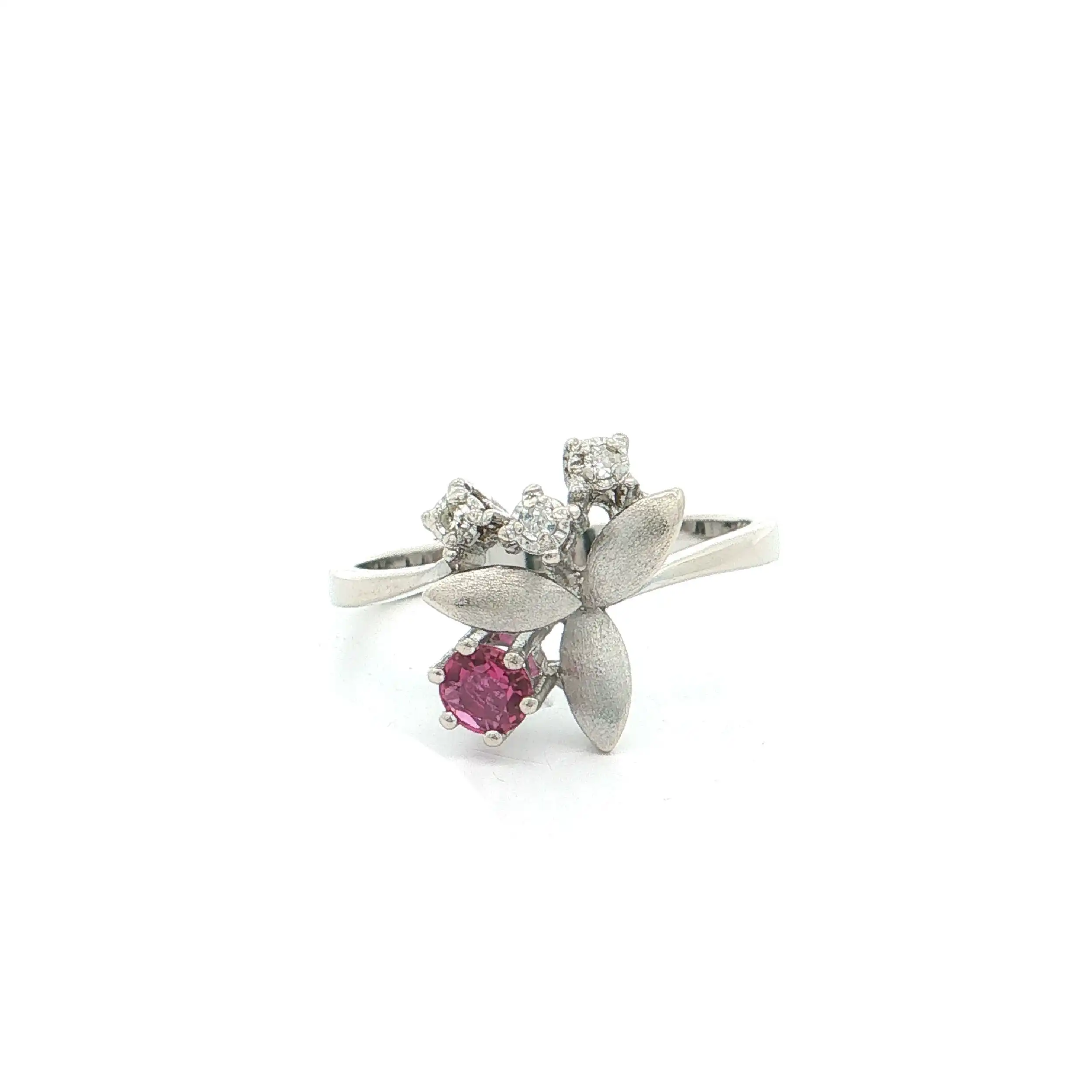 Ring Weißgold mit Rubin und Diamanten
