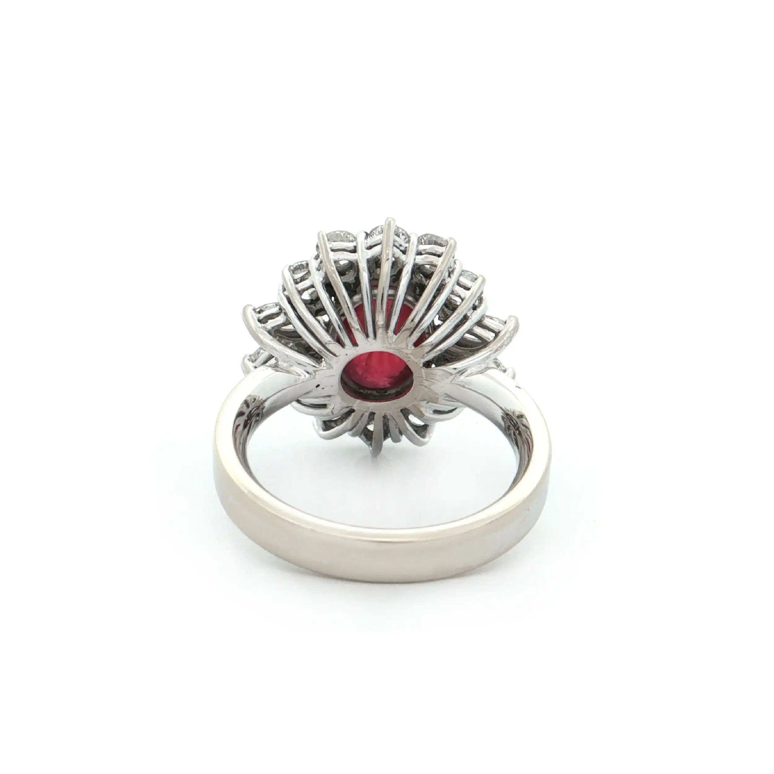 Ring Weißgold mit Brillanten, Navettediamanten und Rubincabochon Ring Weißgold mit Brillanten, Navettediamanten und Rubincabochon