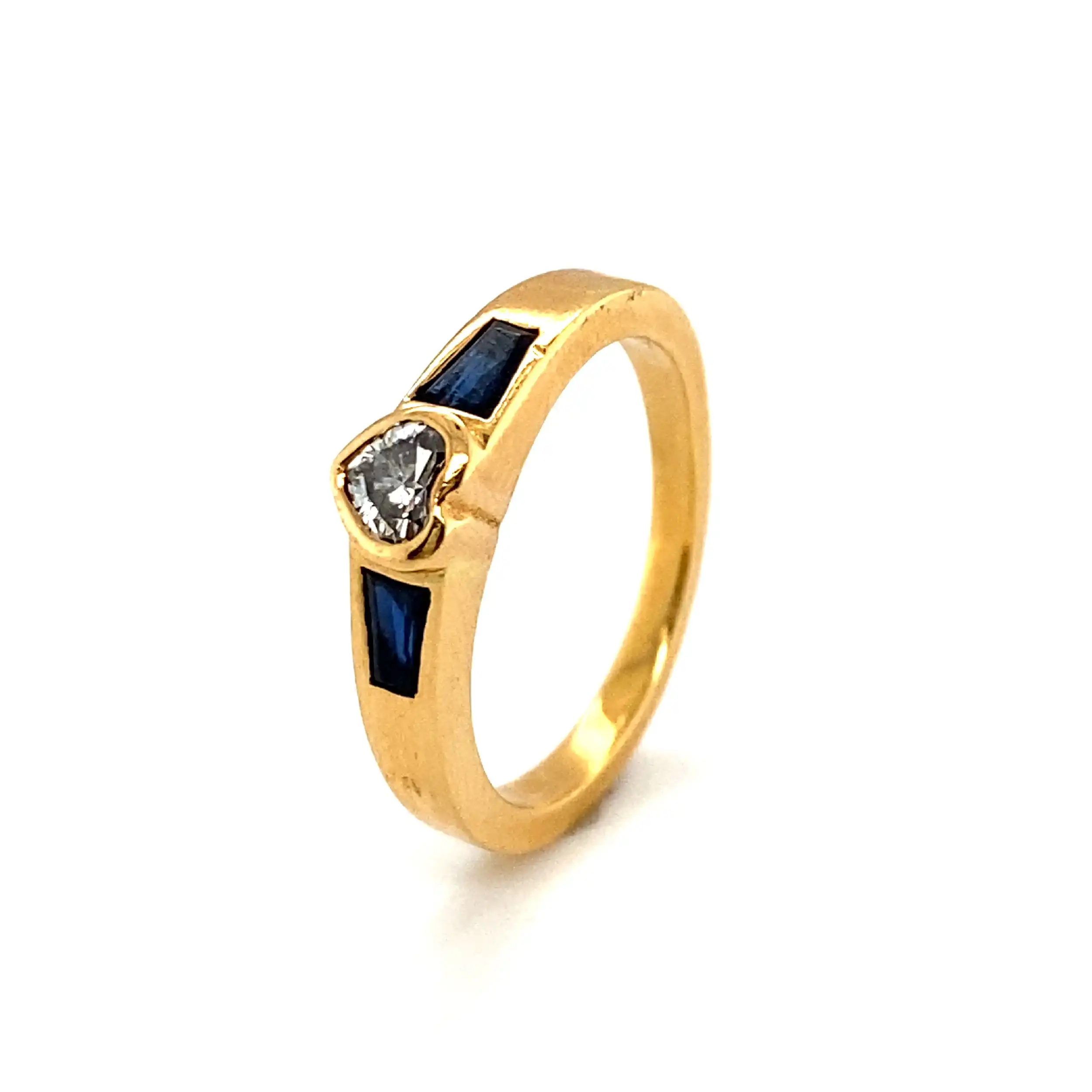 Ring Gelbgold mit Saphiren und Herzdiamant Ring Gelbgold mit Saphiren und Herzdiamant