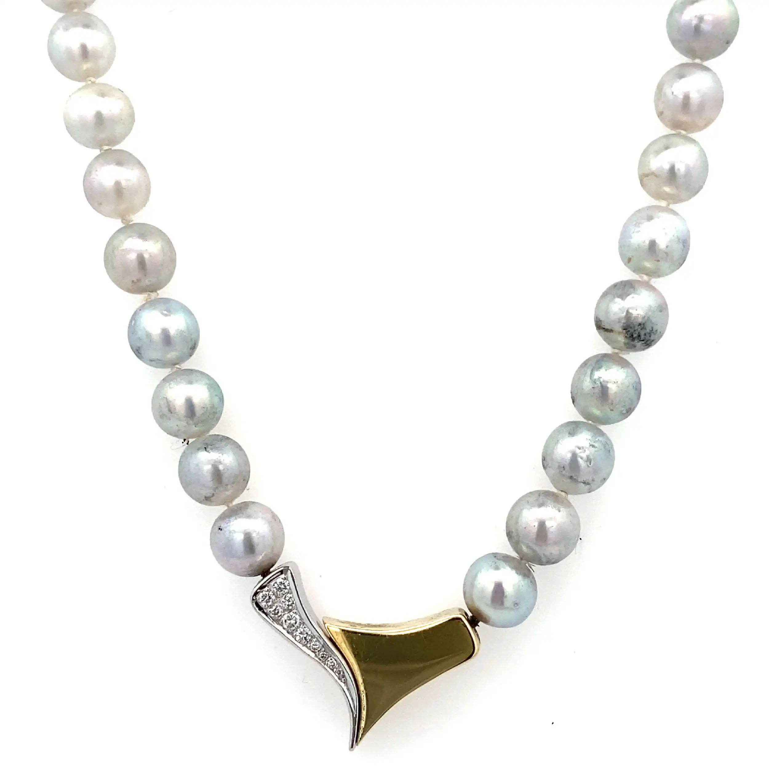 Perlenkette mit Gelbgold Verschluß und Brillantbesatz Perlenkette mit Gelbgold Verschluß und Brillantbesatz