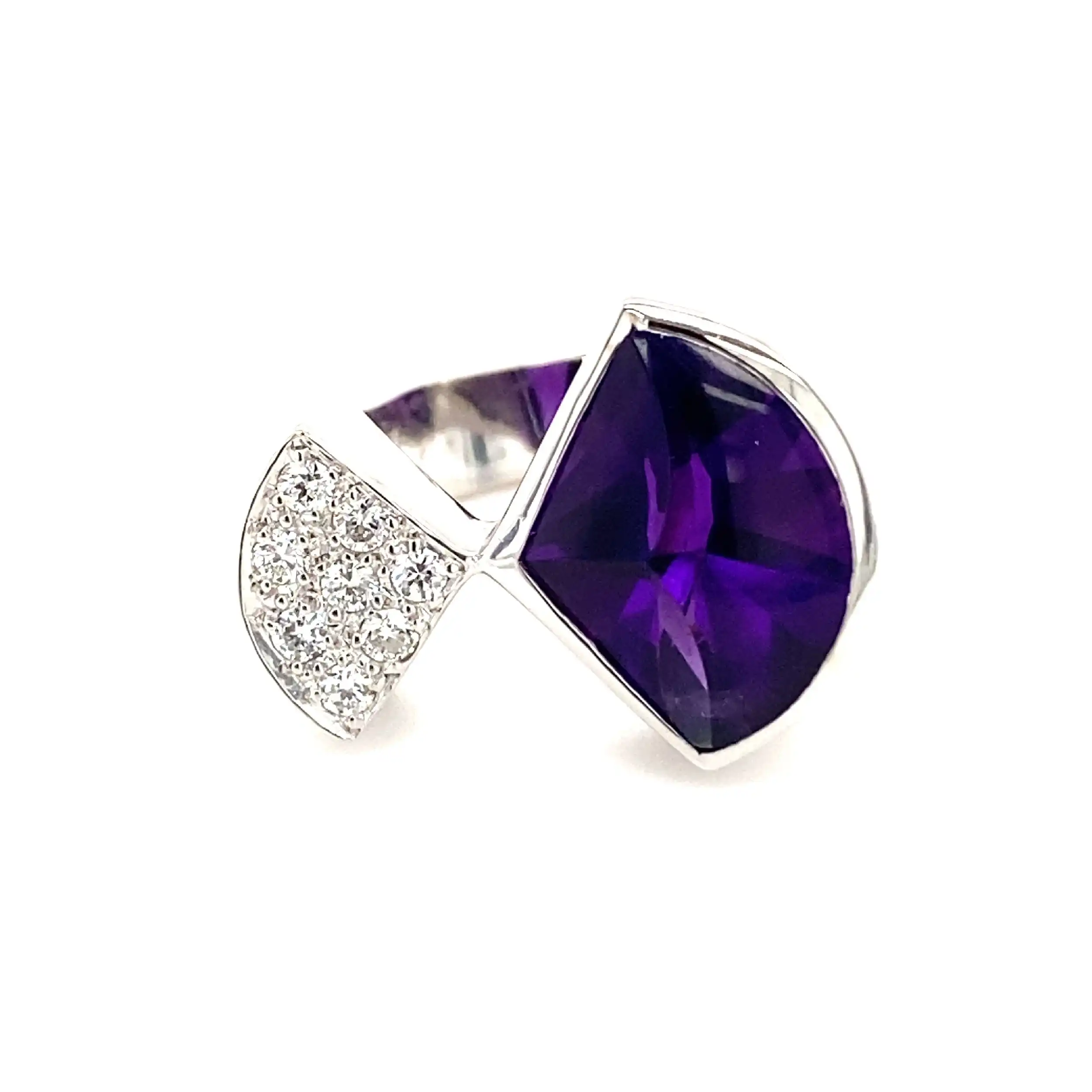 Ring Weißgold mit Amethyst & Brillanten, graviert mit 0,20ct. Ring Weißgold mit Amethyst & Brillanten, graviert mit 0,20ct.
