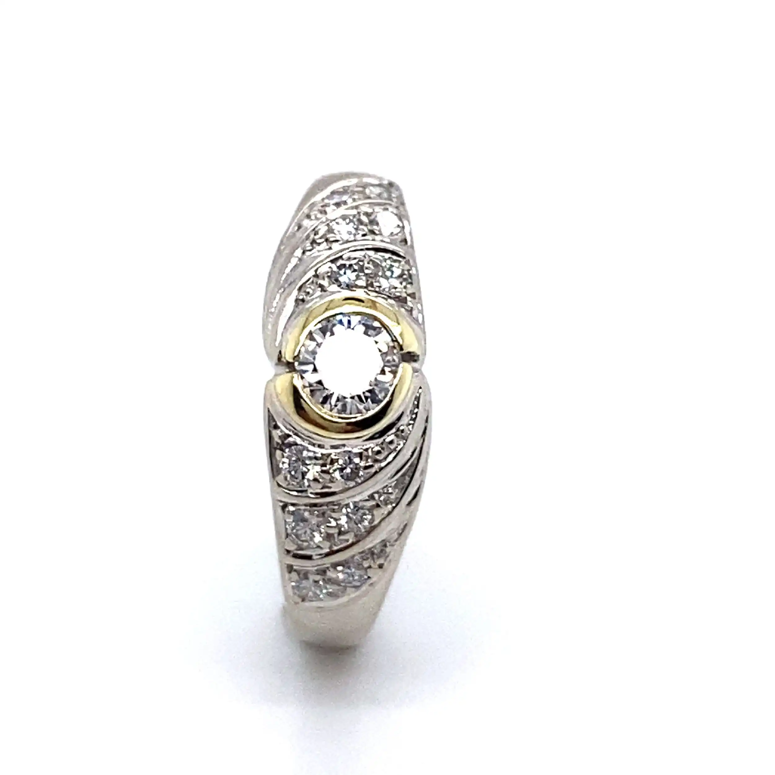 Ring Weißgold mit Solitär Brillant und Melee Brillanten, graviert mit 0,50ct Ring Weißgold mit Solitär Brillant und Melee Brillanten, graviert mit 0,50ct