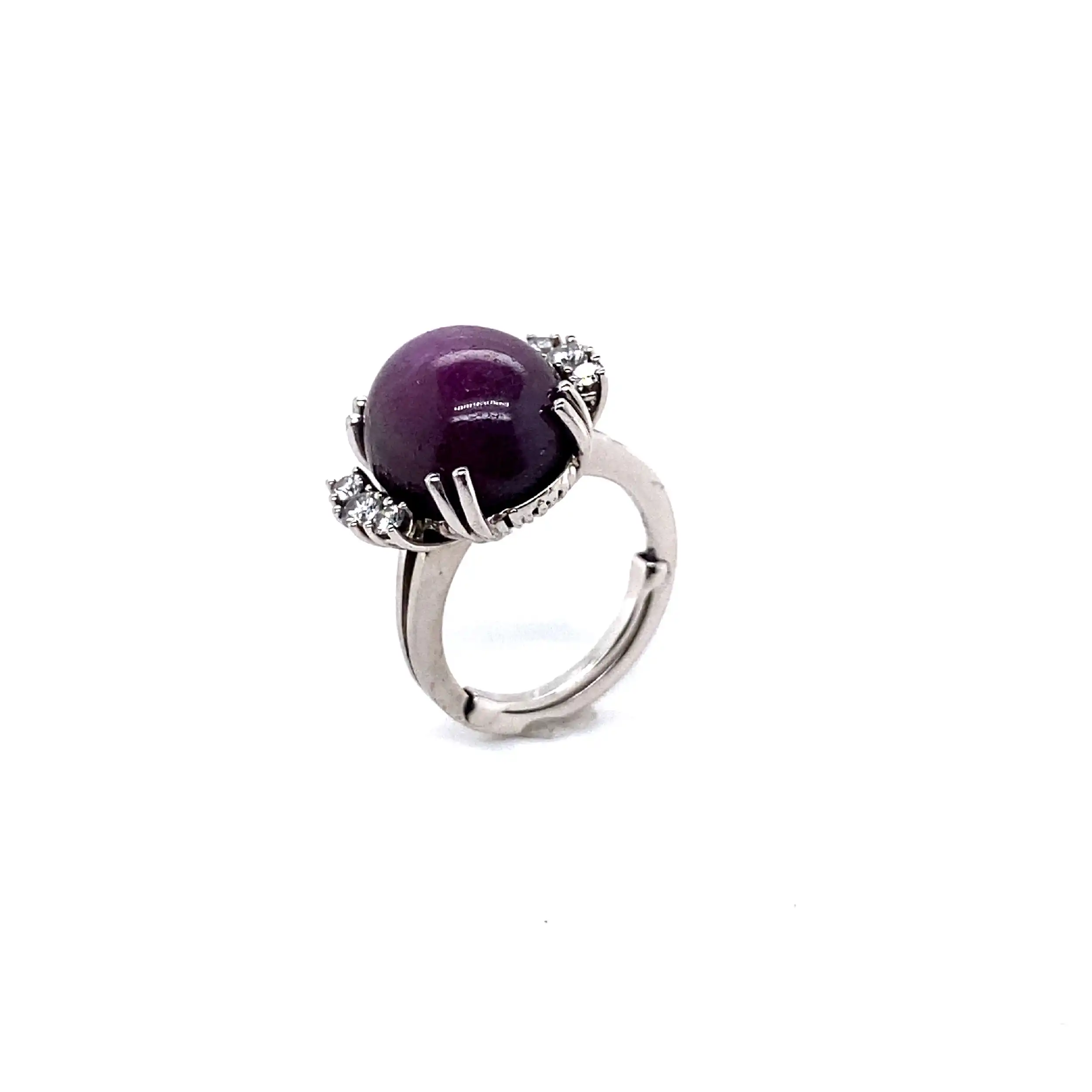 Ring Weißgold mit lila Cabochon und Brillanten Ring Weißgold mit lila Cabochon und Brillanten