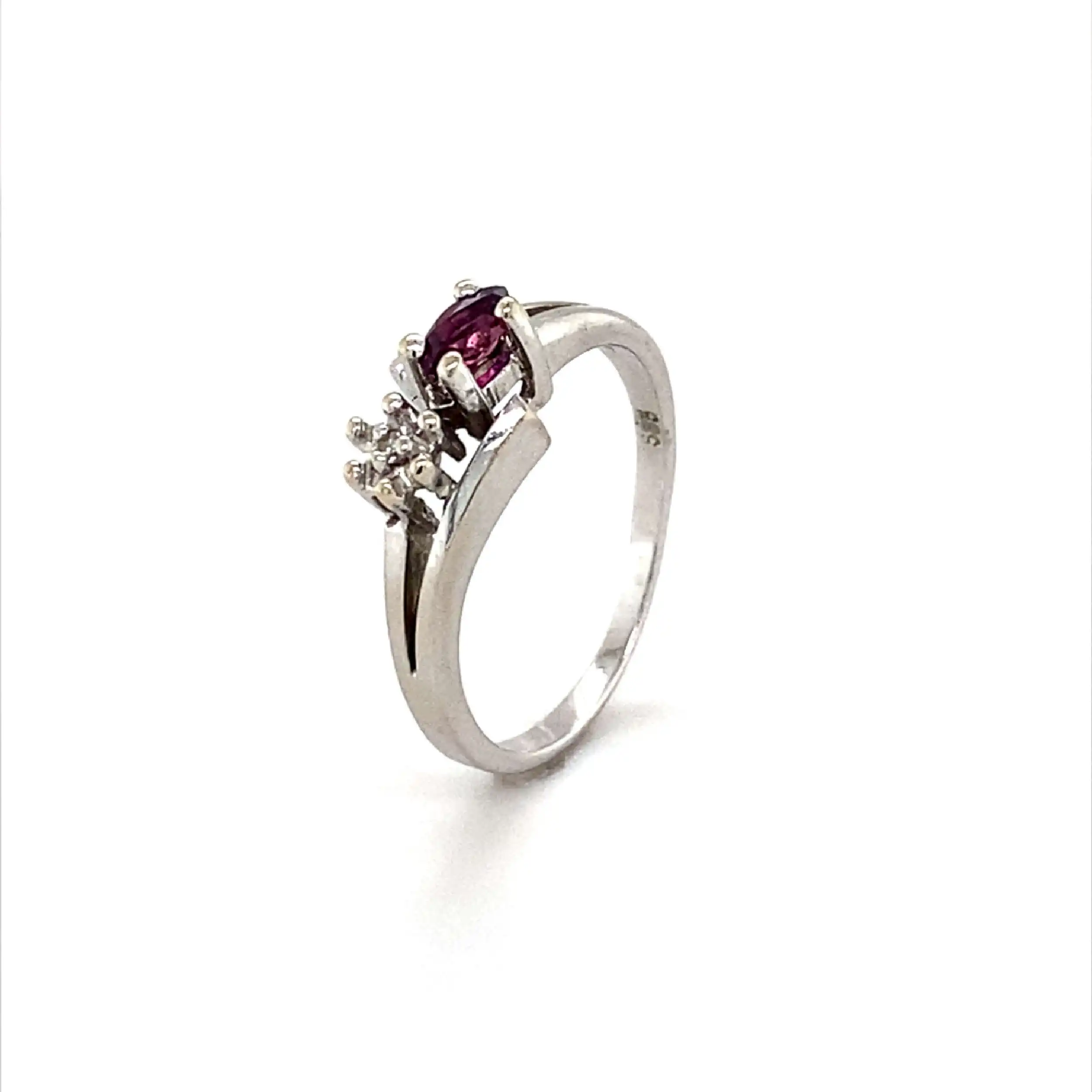 Ring Weißgold mit Synthetischen Korund und Diamanten Ring Weißgold mit Synthetischen Korund und Diamanten