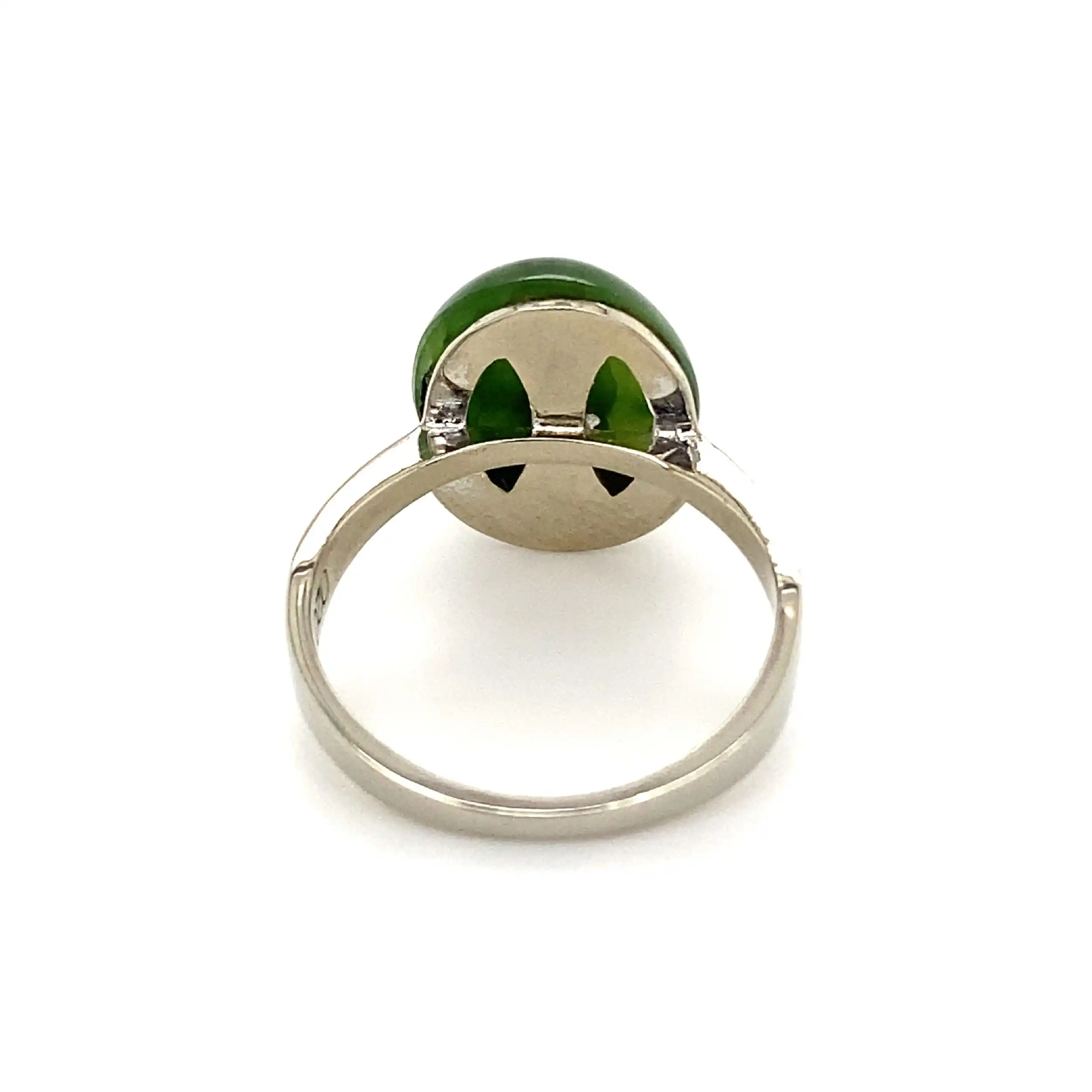 Ring Weißgold mit Nephrit Jade & Brillanten, graviert mit 0,20ct.