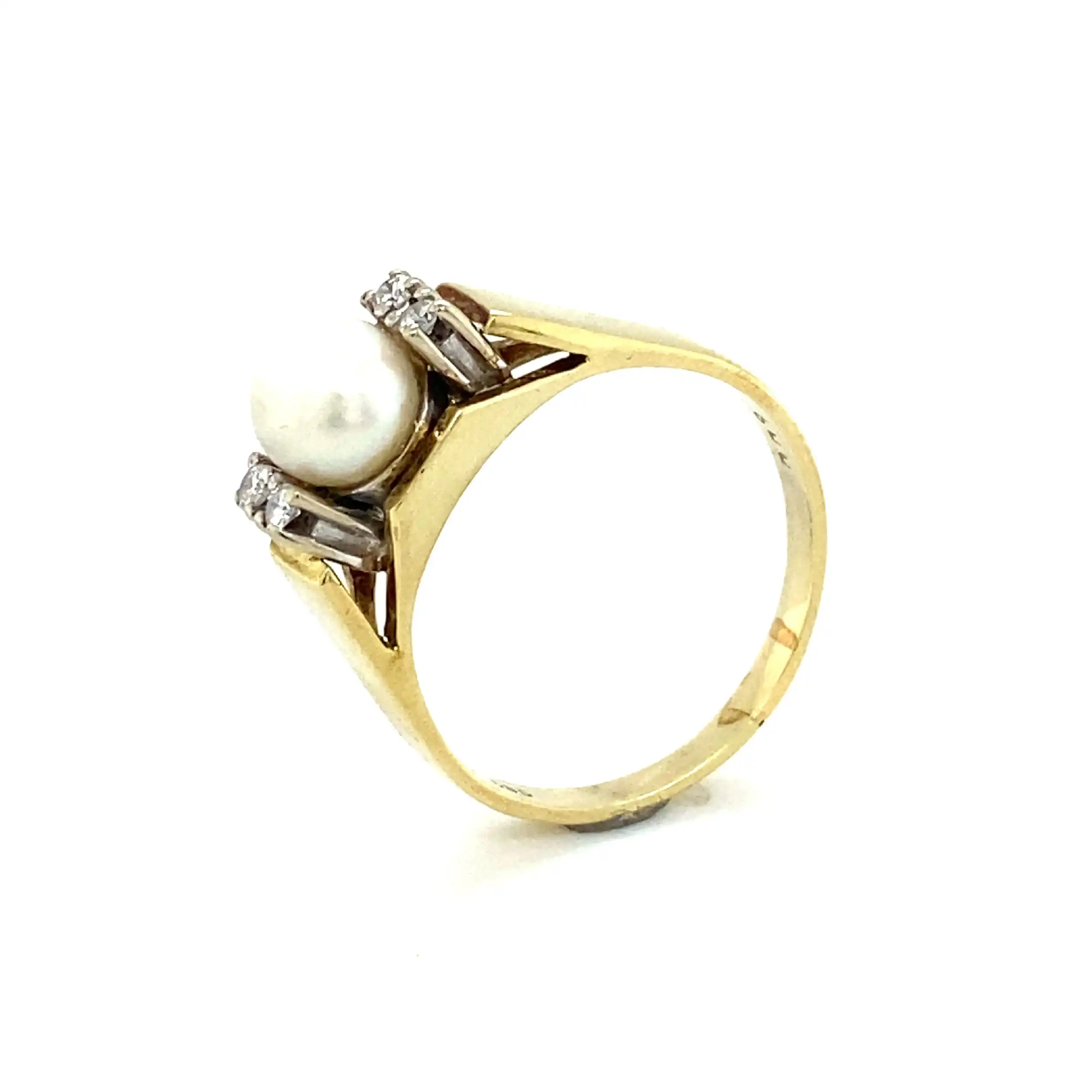 Ring Gelbgold mit Perle und Brillanten, graviert mit 0,09ct Ring Gelbgold mit Perle und Brillanten, graviert mit 0,09ct