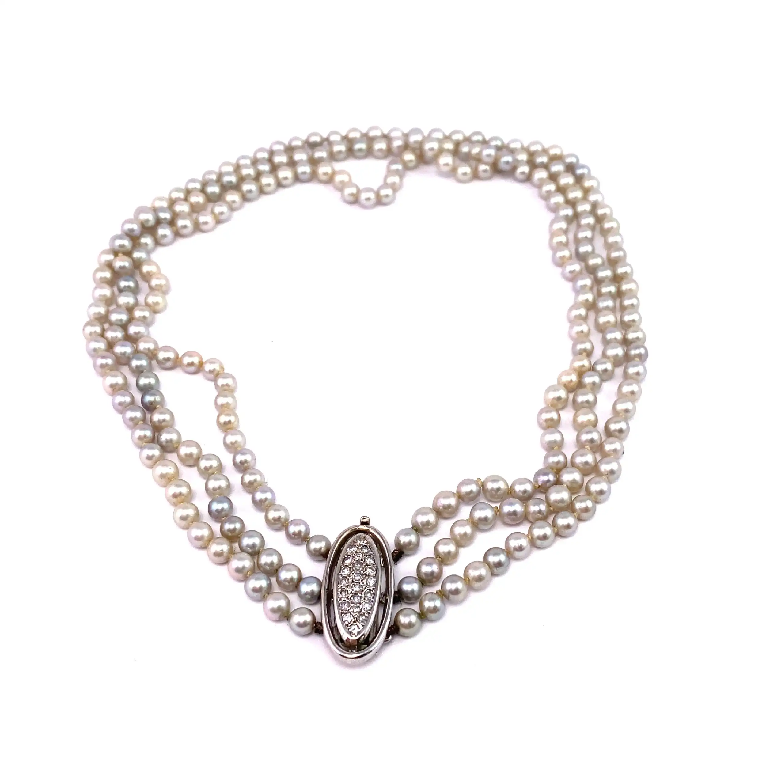 Perlenkette 3-reihig mit Weißgold Schloss mit Diamanten Perlenkette 3-reihig mit Weißgold Schloss mit Diamanten