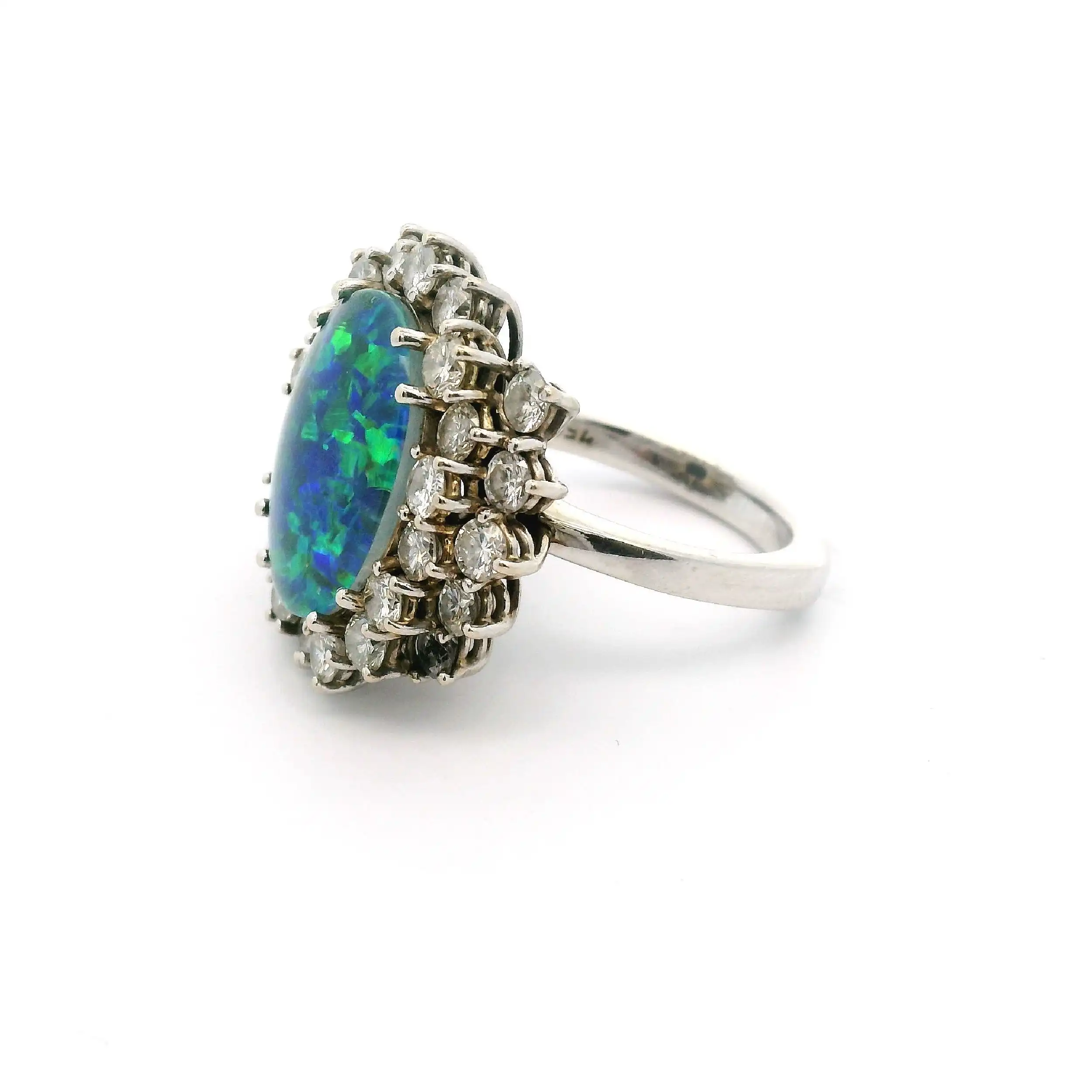 Ring Weißgold mit Opal Doublette und 28 Brillanten Ring Weißgold mit Opal Doublette und 28 Brillanten