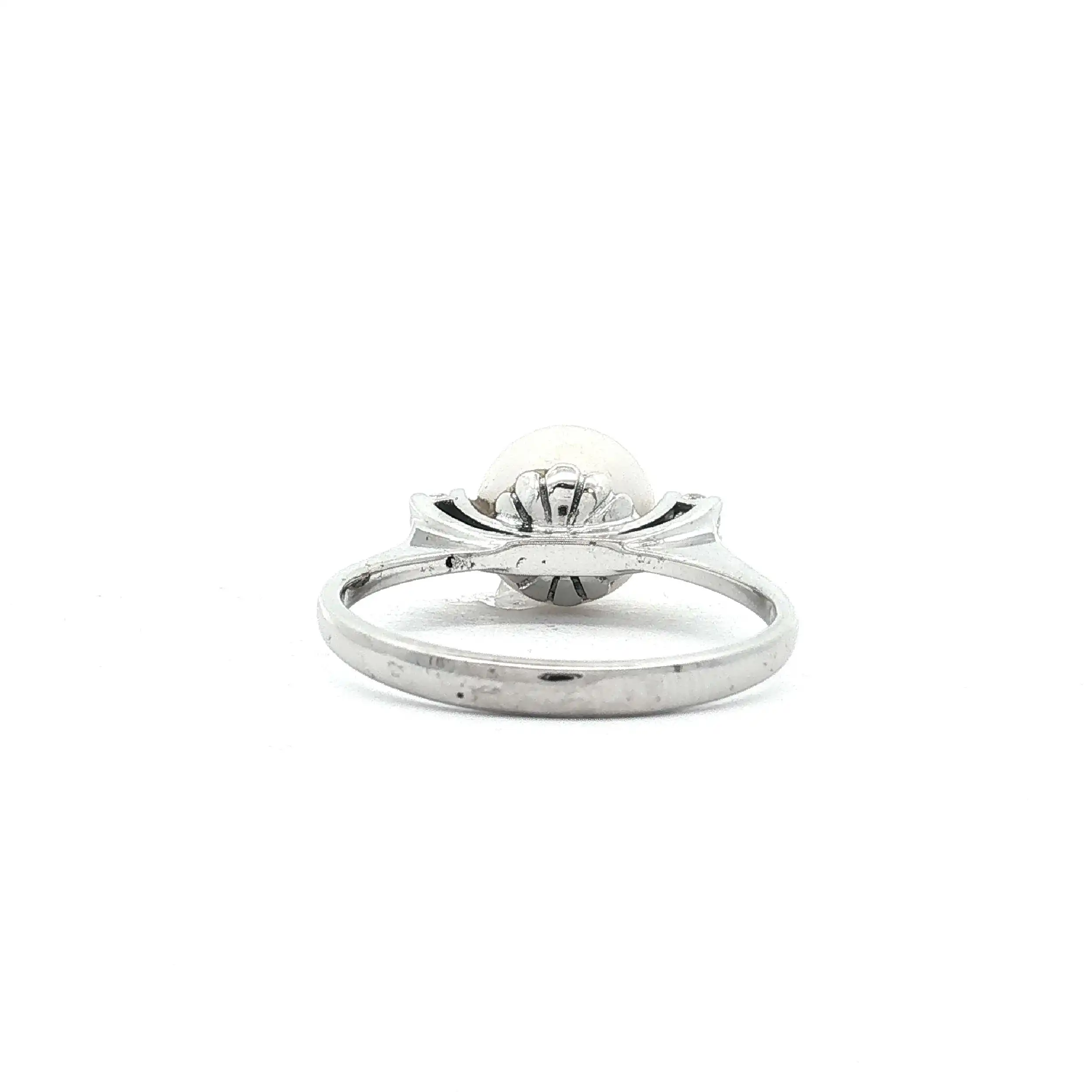 Ring Weißgold mit Perle und Brillanten, graviert mit 0,12ct Ring Weißgold mit Perle und Brillanten, graviert mit 0,12ct