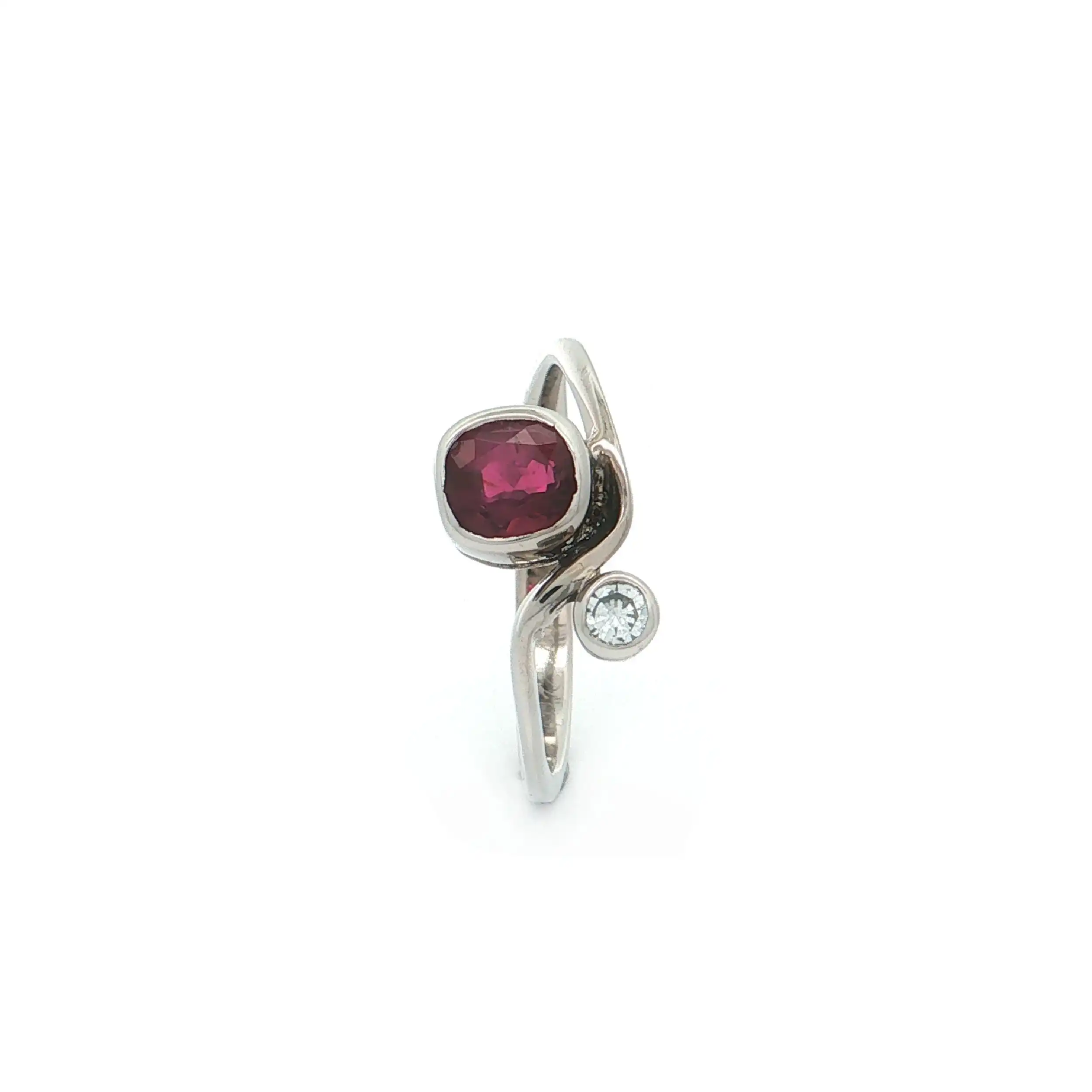 Ring Weißgold mit Rubin 1,01ct graviert und Brillant 0,07ct graviert