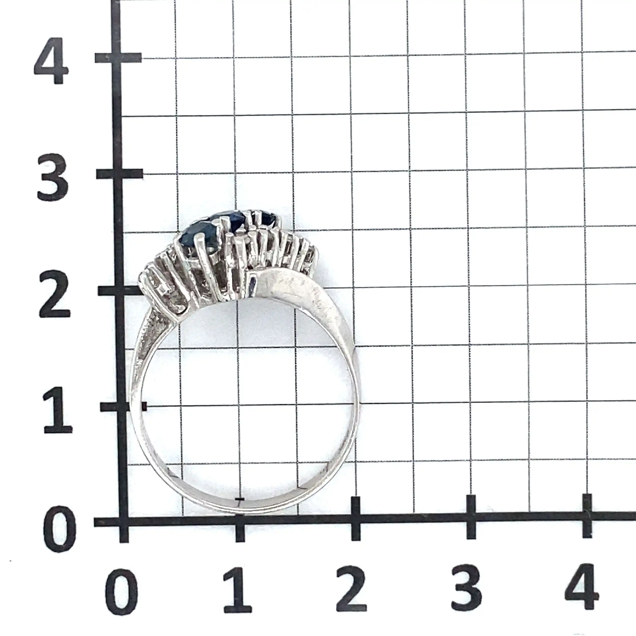 Ring Weißgold mit Diamanten, graviert mit 0,16ct und blauen Farbsteinen Ring Weißgold mit Diamanten, graviert mit 0,16ct und blauen Farbsteinen