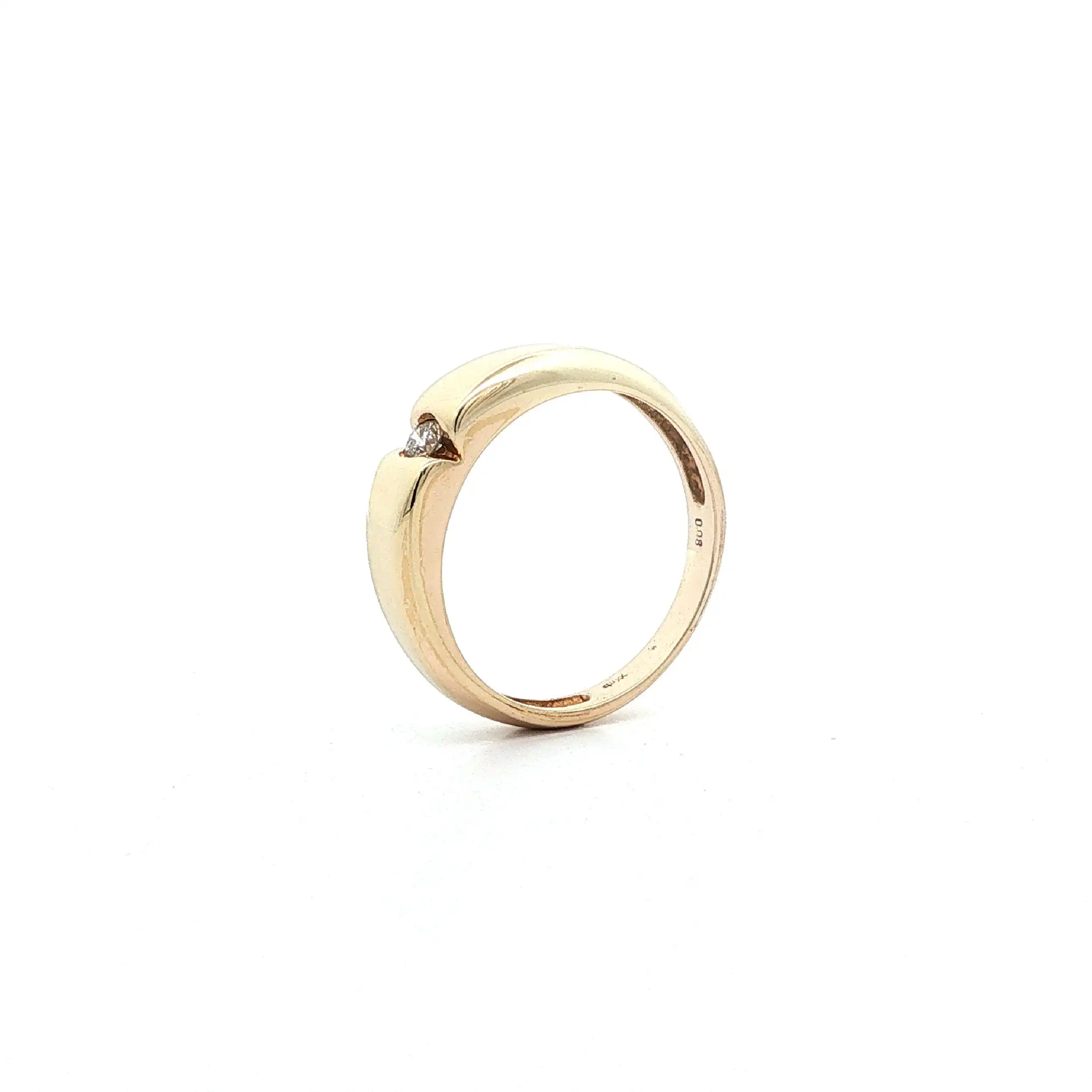 Ring Gelbgold mit Brillant, graviert mit 0,08ct. Ring Gelbgold mit Brillant, graviert mit 0,08ct.