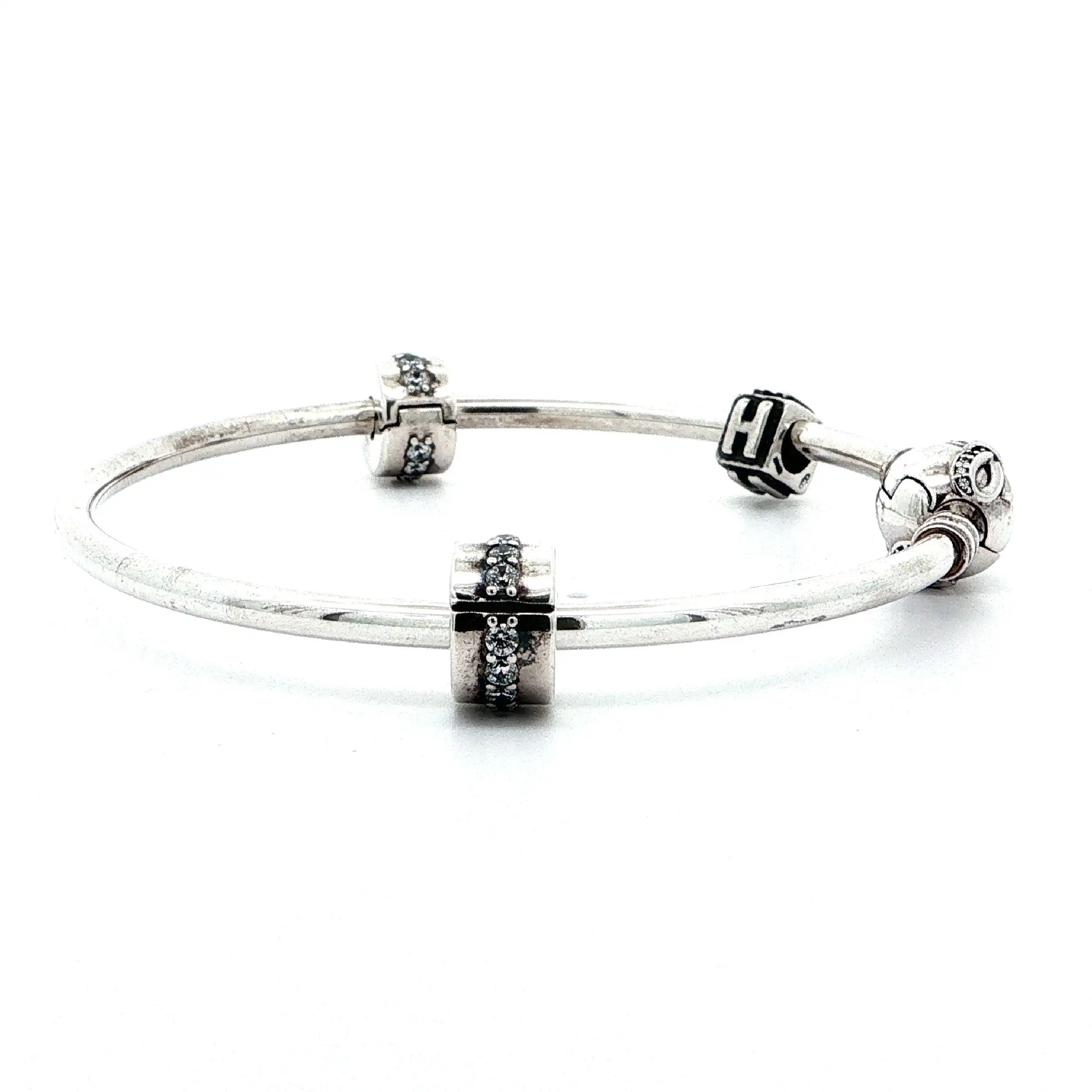 Armreif Silber Pandora mit 2 Charms, 1 Charm "H" nicht von Pandora