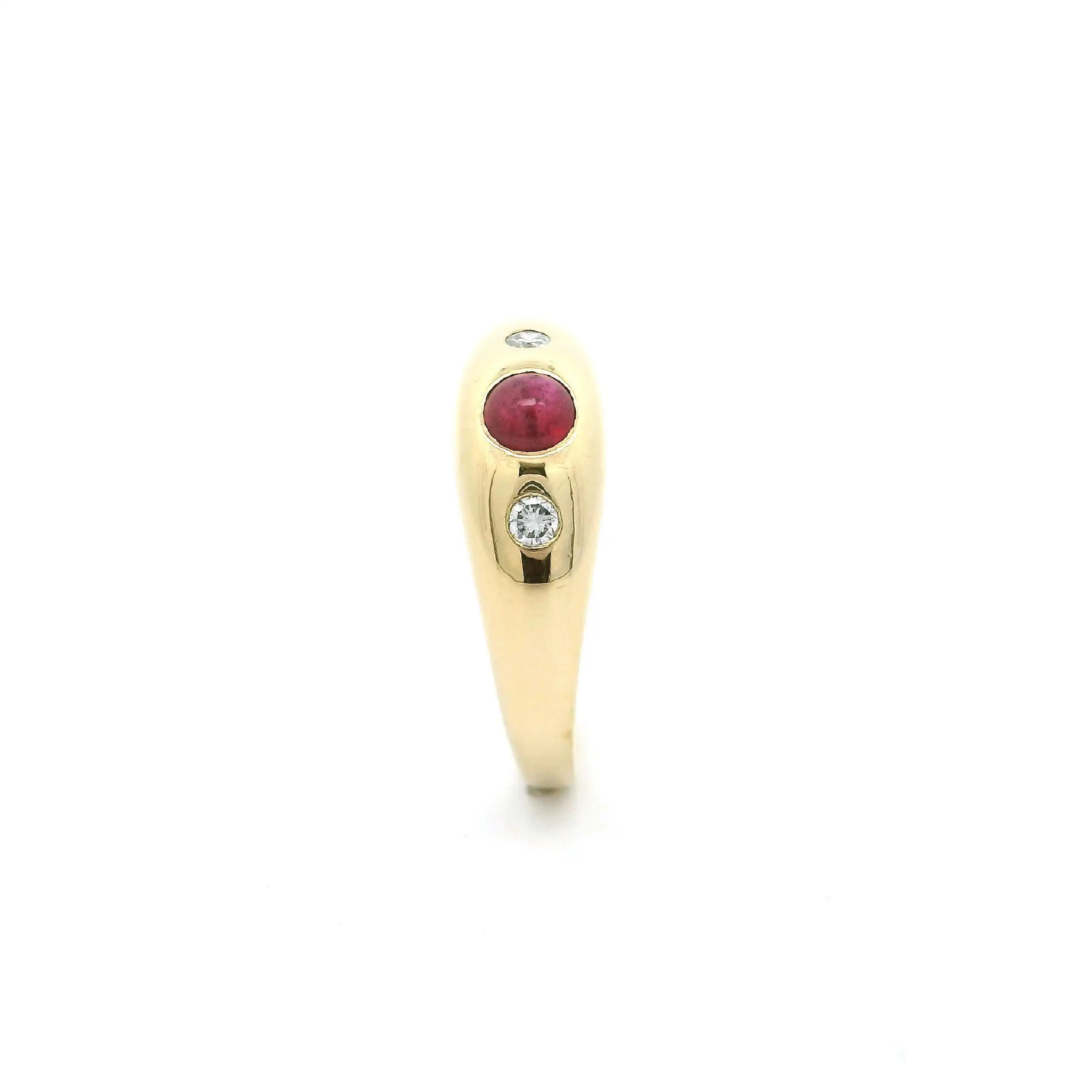Ring Gelbgold mit Rubin Cabochon & Brillanten, graviert mit 0,06ct.