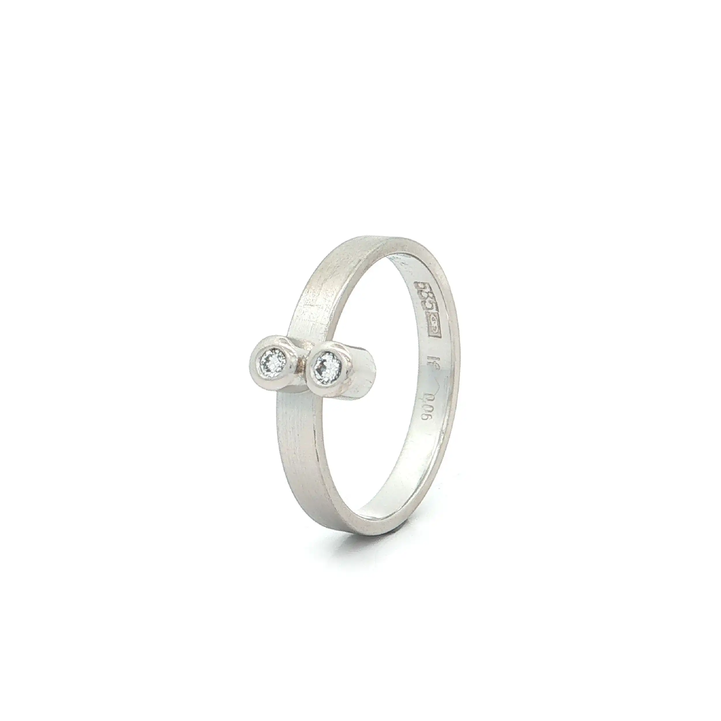 Ring Weißgold mattiert mit Brillanten, graviert mit if 0,06ct Ring Weißgold mattiert mit Brillanten, graviert mit if 0,06ct