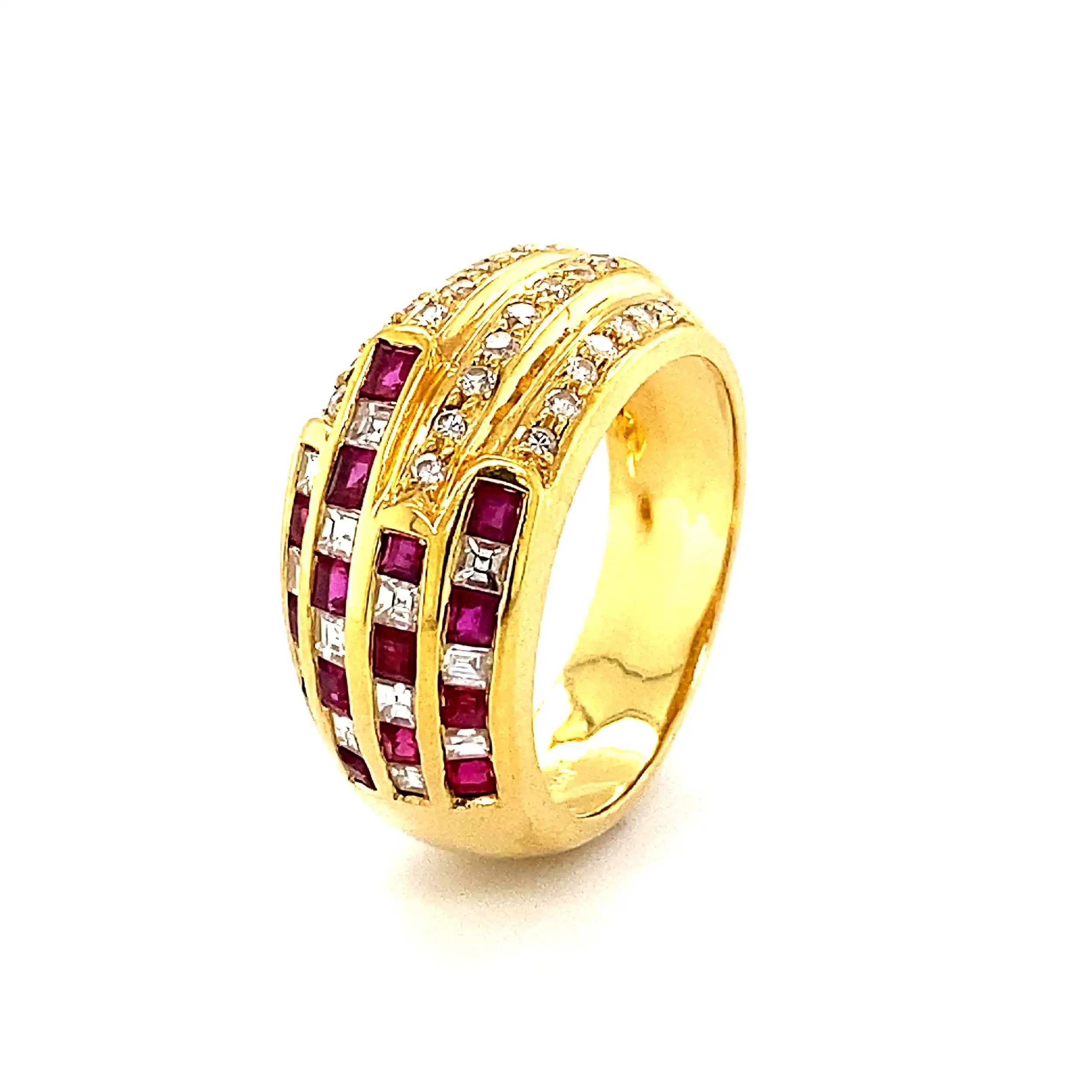 Ring Gelbgold mit Rubinen und Brillanten in Baguetteschliff Ring Gelbgold mit Rubinen und Brillanten in Baguetteschliff