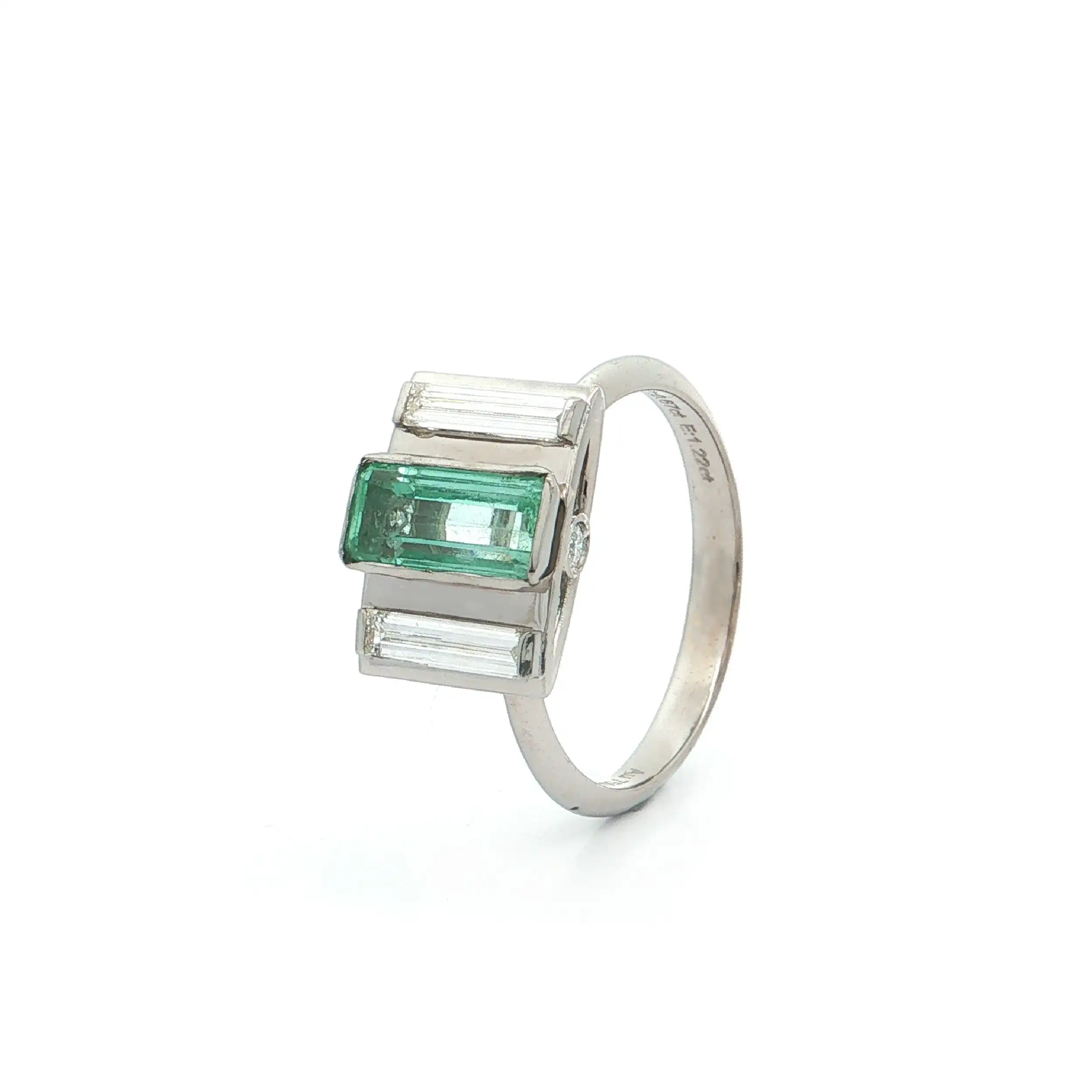 Ring Weißgold mit Smaragd und Baguette Diamanten Ring Weißgold mit Smaragd und Baguette Diamanten