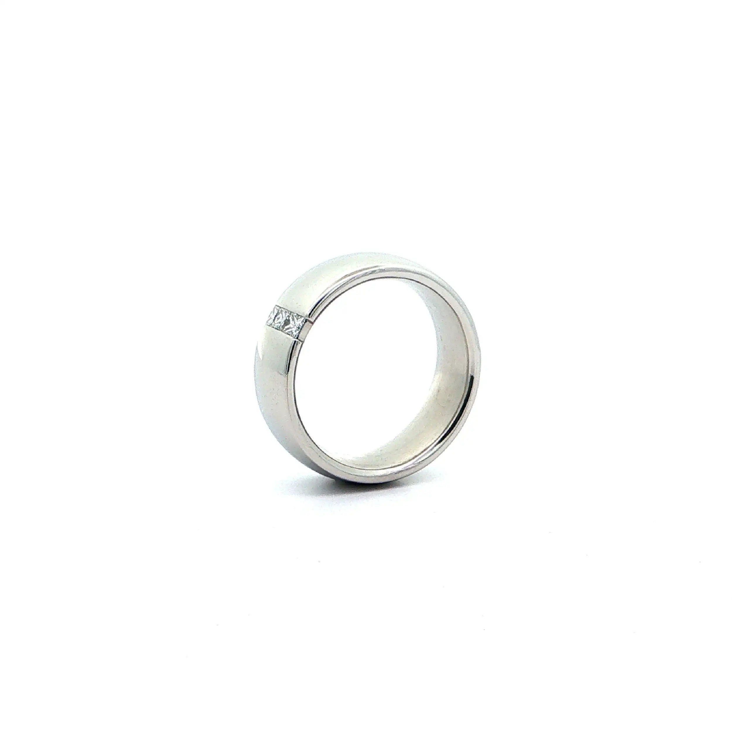 Ring Palladium mit Princess-Diamanten, graviert mit 0,18ct. Ring Palladium mit Princess-Diamanten, graviert mit 0,18ct.
