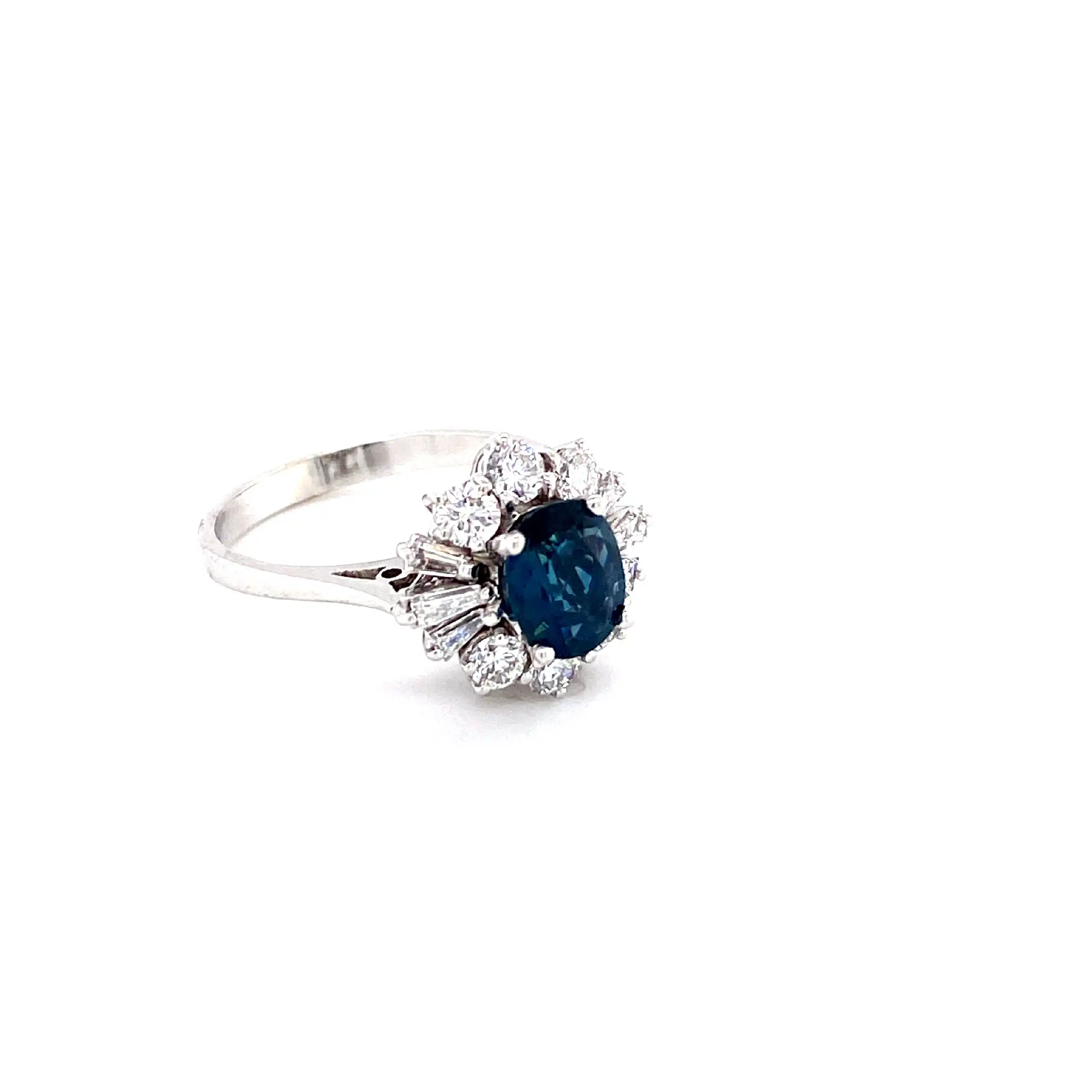 Ring Weißgold mit Saphir, Trapez Diamanten und Brillanten, mit EPL Expertise Ring Weißgold mit Saphir, Trapez Diamanten und Brillanten, mit EPL Expertise