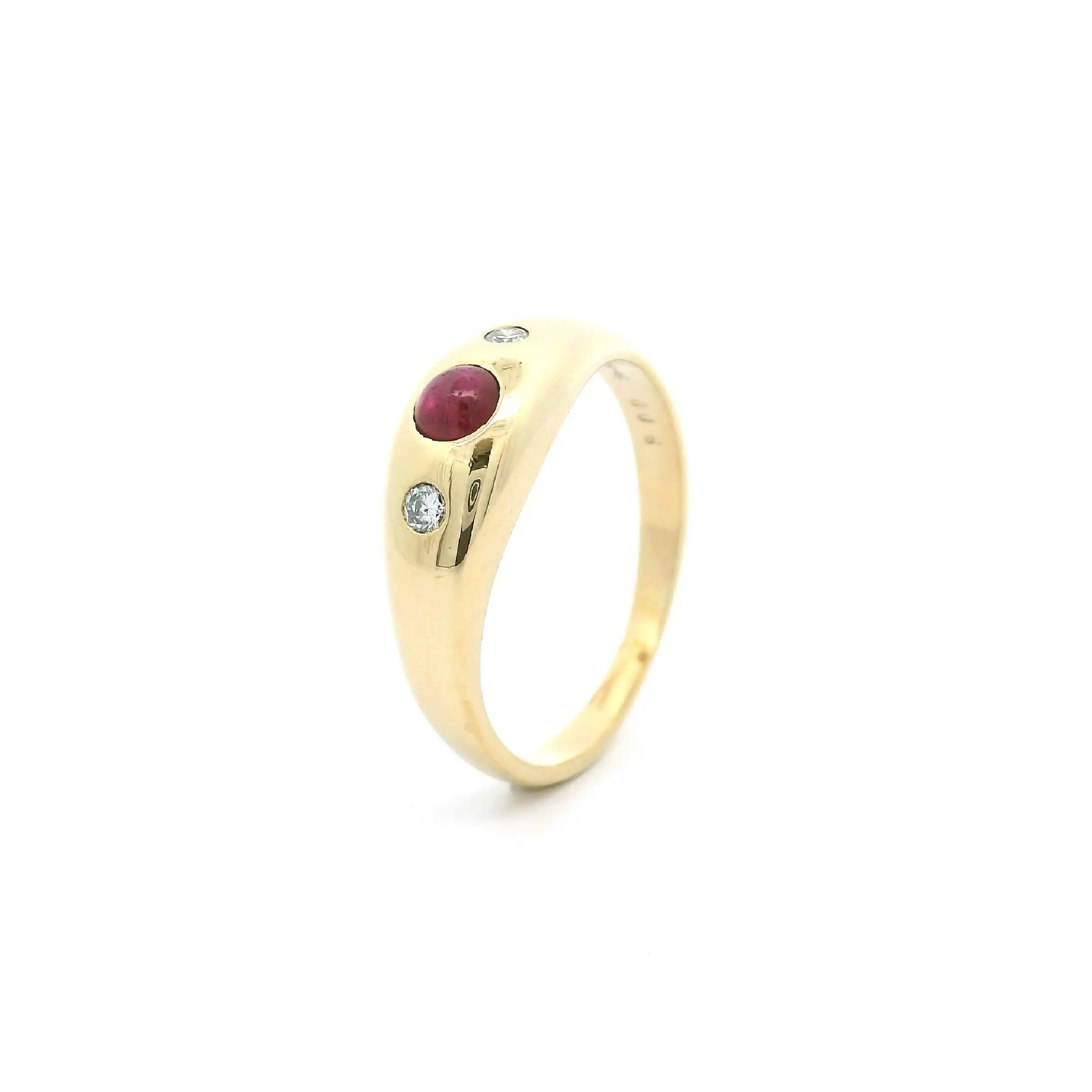 Ring Gelbgold mit Rubin Cabochon & Brillanten, graviert mit 0,06ct. Ring Gelbgold mit Rubin Cabochon & Brillanten, graviert mit 0,06ct.