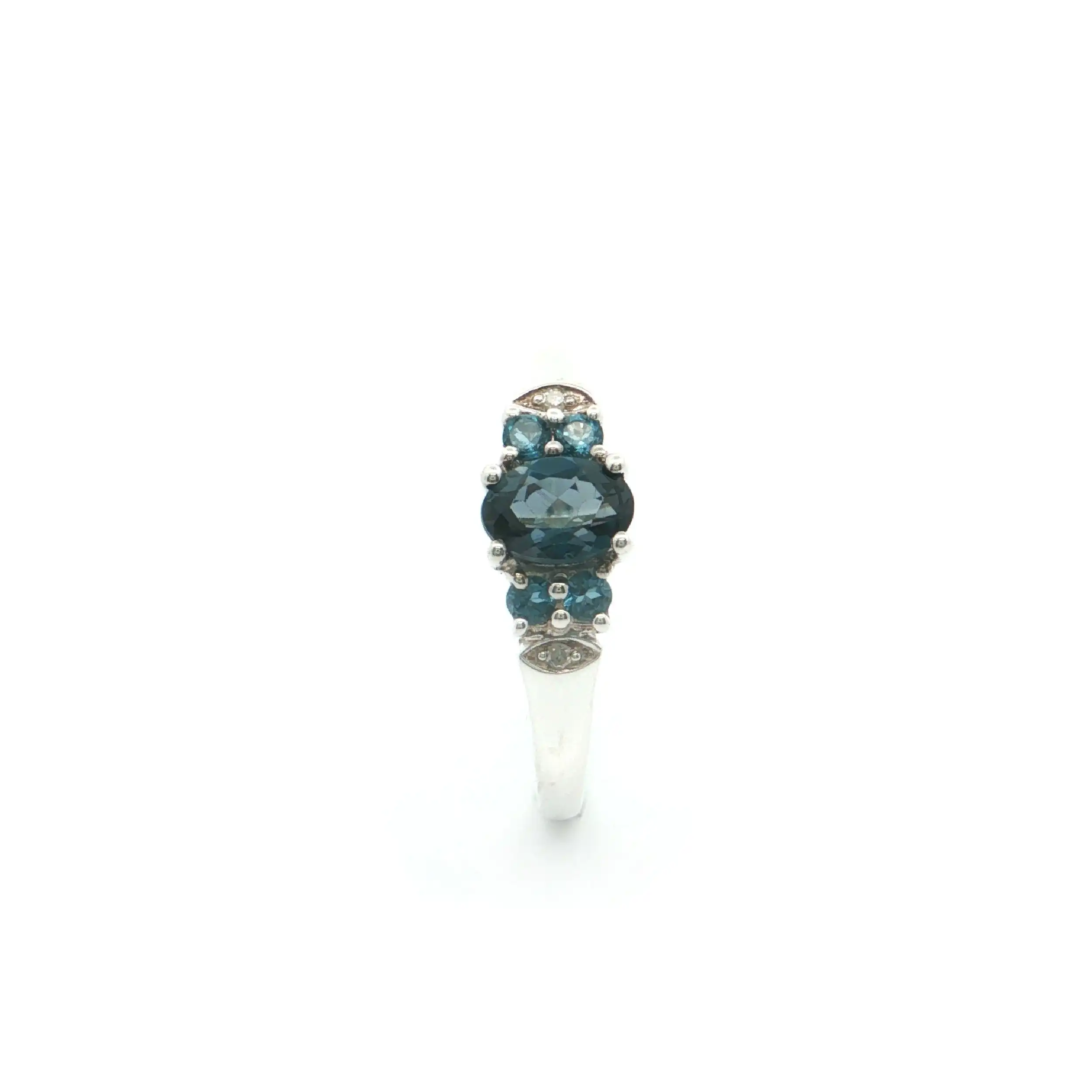 Ring mit Blautopas und Diamanten Ring mit Blautopas und Diamanten