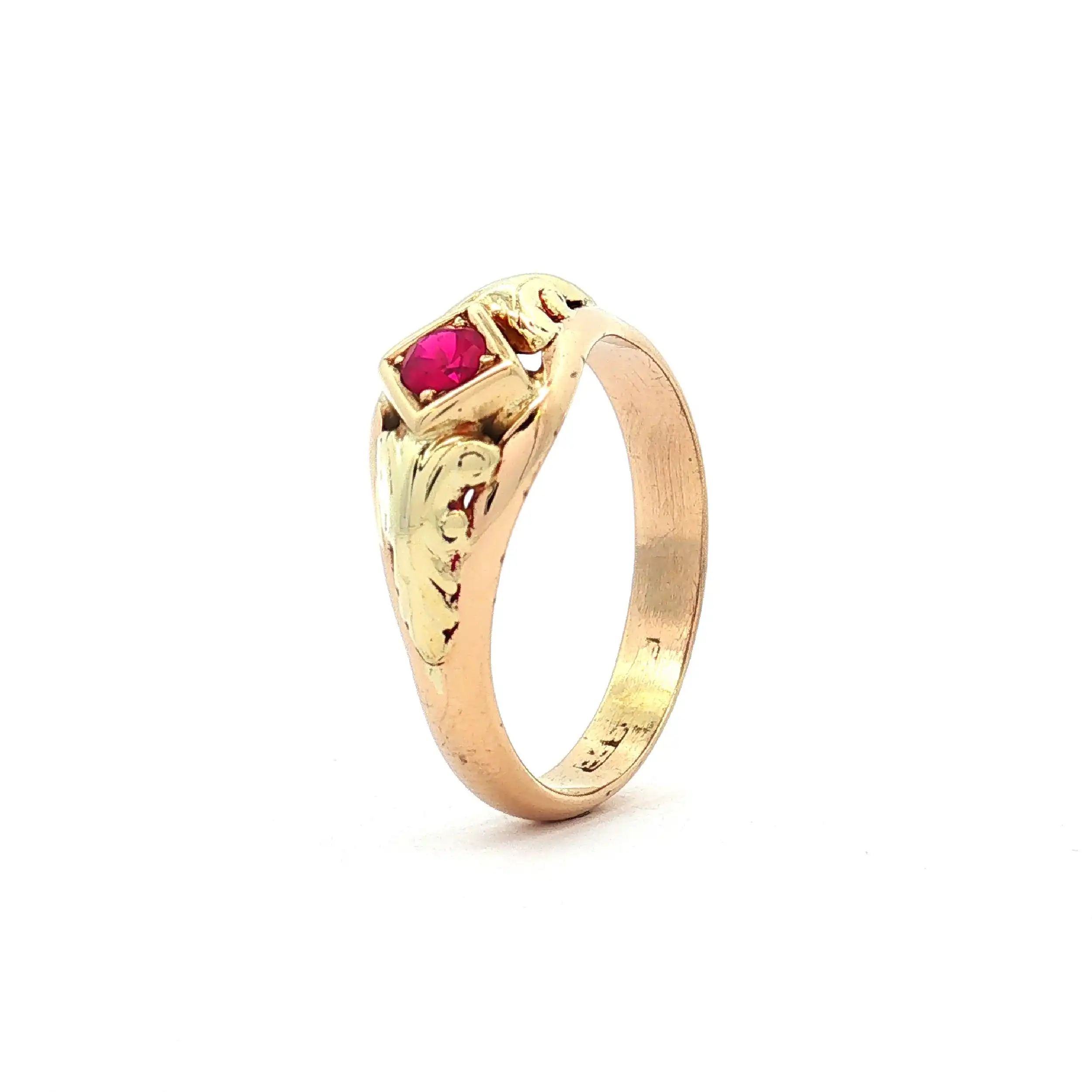 Ring mit beschädigtem Rubin
