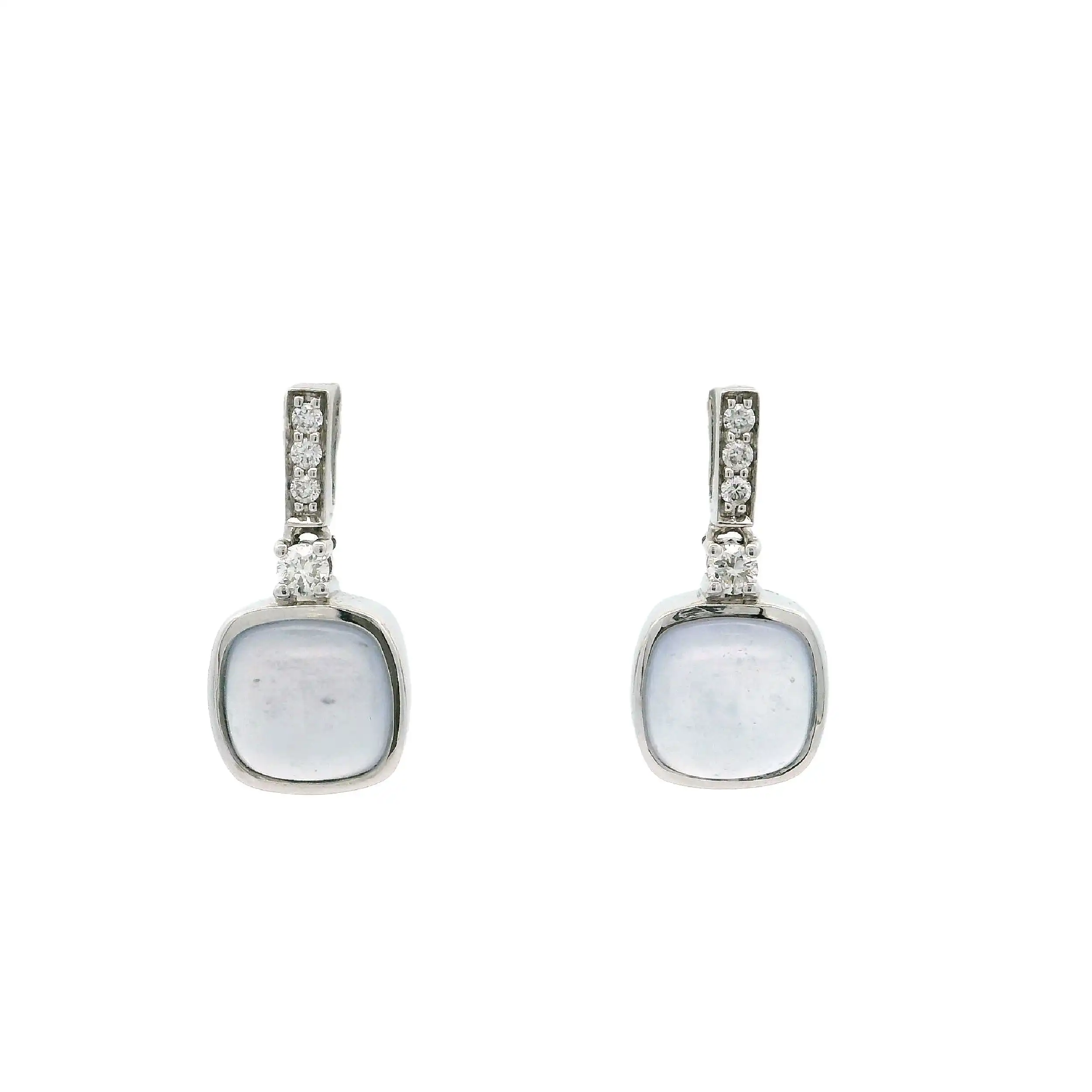 Ohrstecker Weißgold mit Chalcedon Cabochon & Brillanten, graviert mit je 0,06ct. Ohrstecker Weißgold mit Chalcedon Cabochon & Brillanten, graviert mit je 0,06ct.