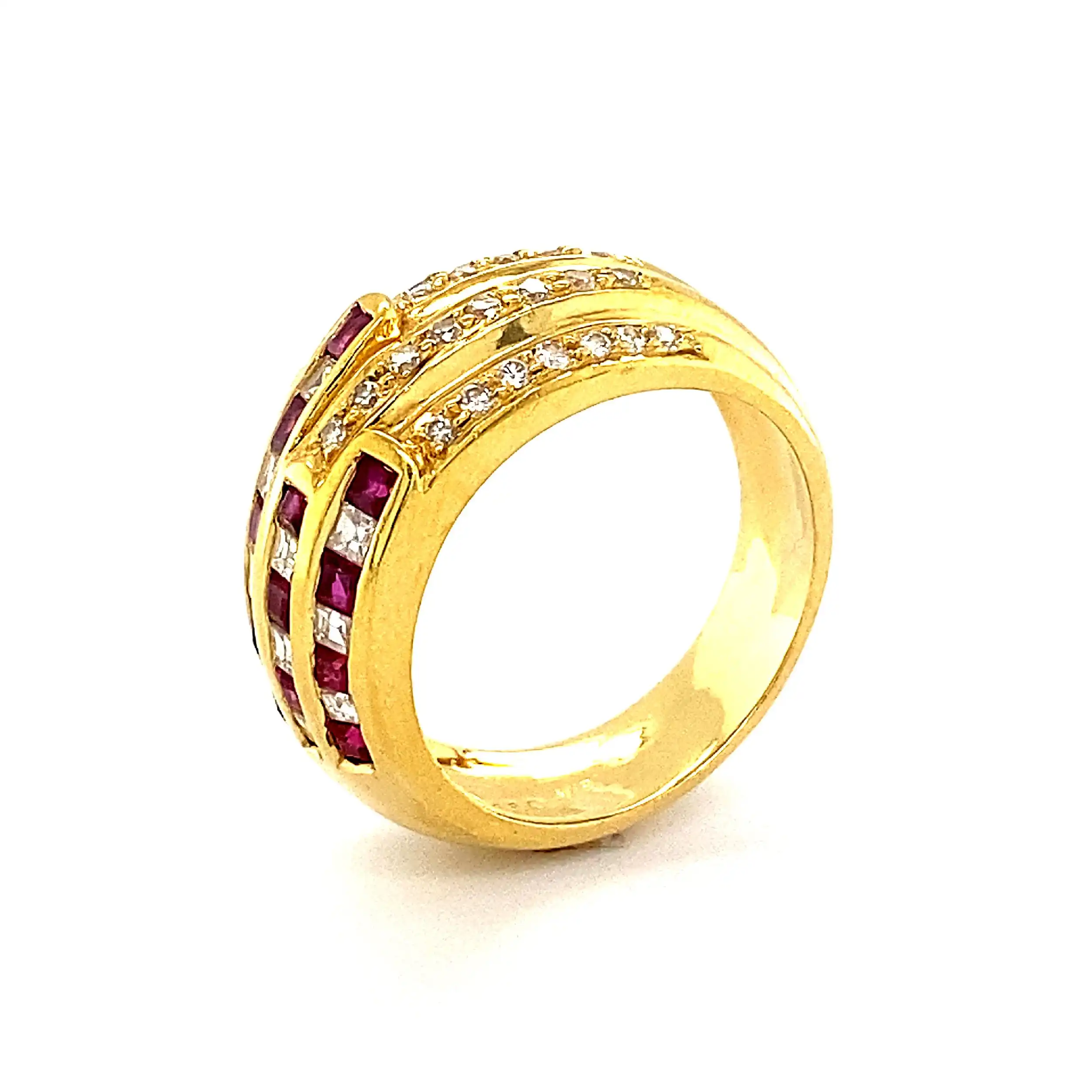 Ring Gelbgold mit Rubinen und Brillanten in Baguetteschliff Ring Gelbgold mit Rubinen und Brillanten in Baguetteschliff