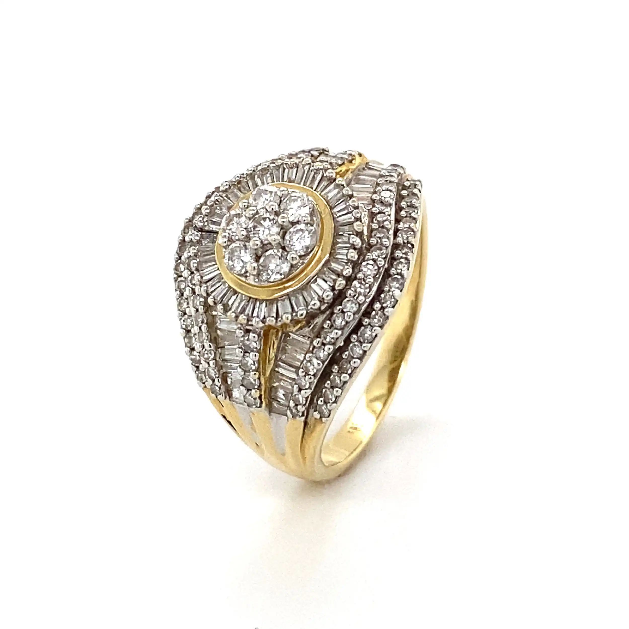 Ring Bicolor mit Brillanten und Diamanten im Baguetteschliff Ring Bicolor mit Brillanten und Diamanten im Baguetteschliff