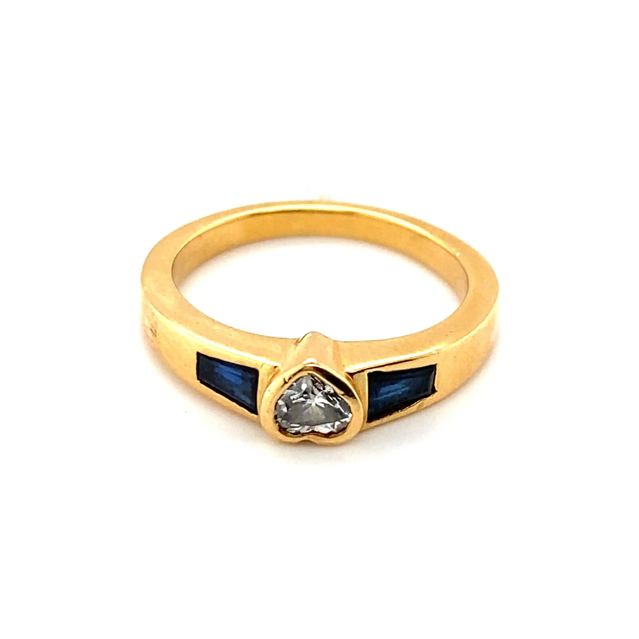 Ring Gelbgold mit Saphiren und Herzdiamant Ring Gelbgold mit Saphiren und Herzdiamant
