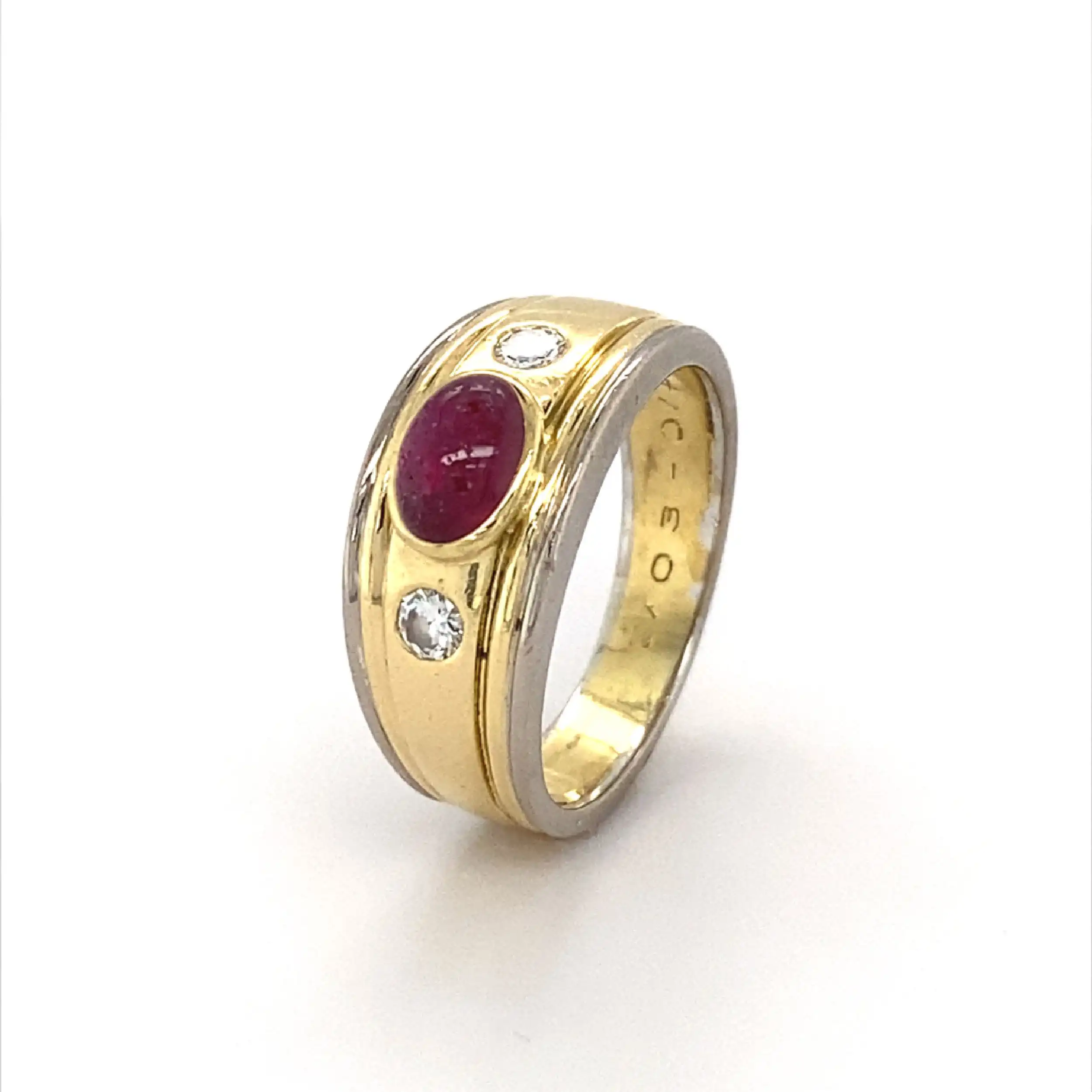 Ring Bicolor mit Rubincabochon und Brillanten, mit 1,03 und 0,16ct graviert Ring Bicolor mit Rubincabochon und Brillanten, mit 1,03 und 0,16ct graviert