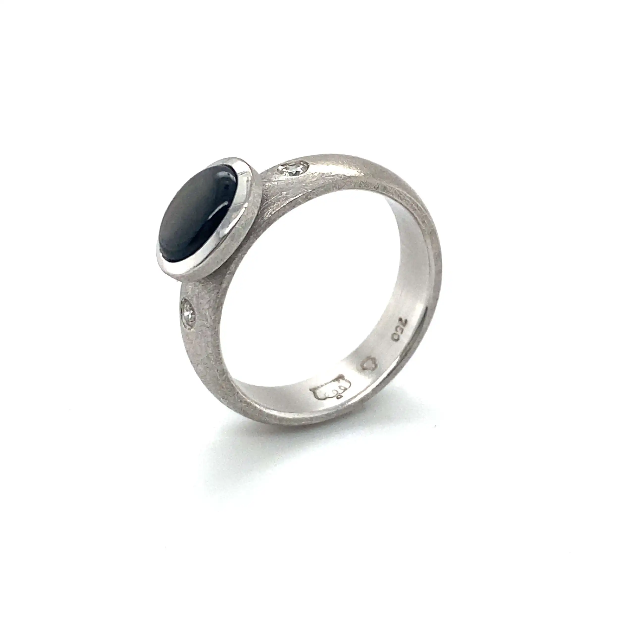 Ring Weißgold eismattiert mit grauem Cabochon und zwei Brillanten Ring Weißgold eismattiert mit grauem Cabochon und zwei Brillanten