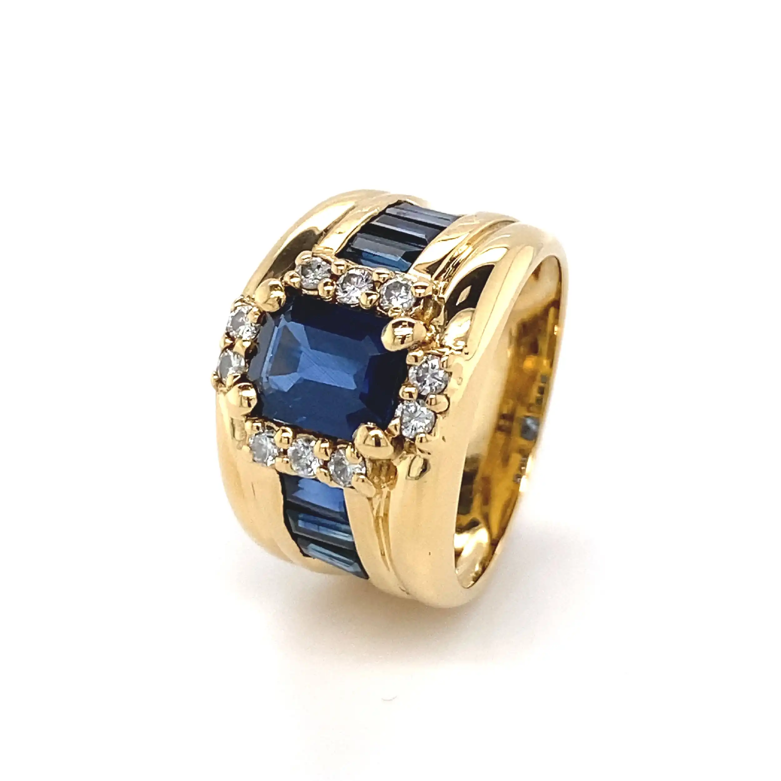 Ring Gelbgold mit Saphiren und Brillanten, mit Expertise von EPL Ring Gelbgold mit Saphiren und Brillanten, mit Expertise von EPL