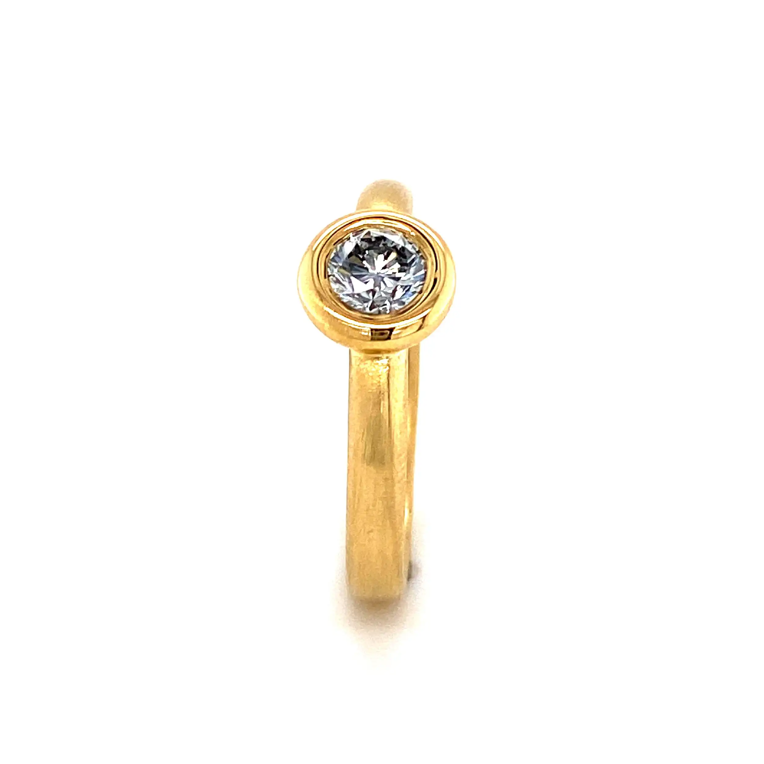 Ring Gelbgold mattiert mit Brillant Ring Gelbgold mattiert mit Brillant
