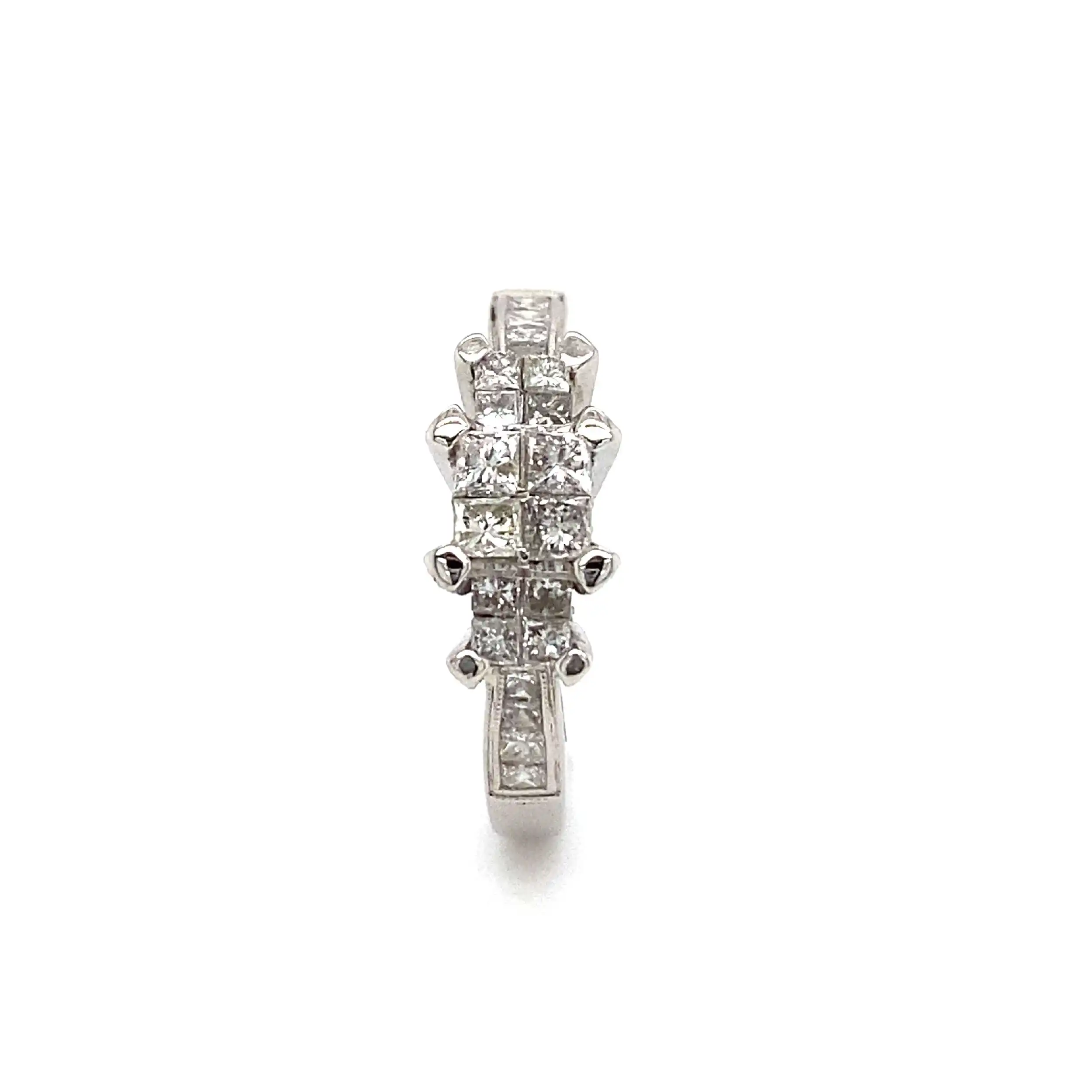 Ring Weißgold mit Carrée-Brillanten, graviert mit 0,95ct. Ring Weißgold mit Carrée-Brillanten, graviert mit 0,95ct.