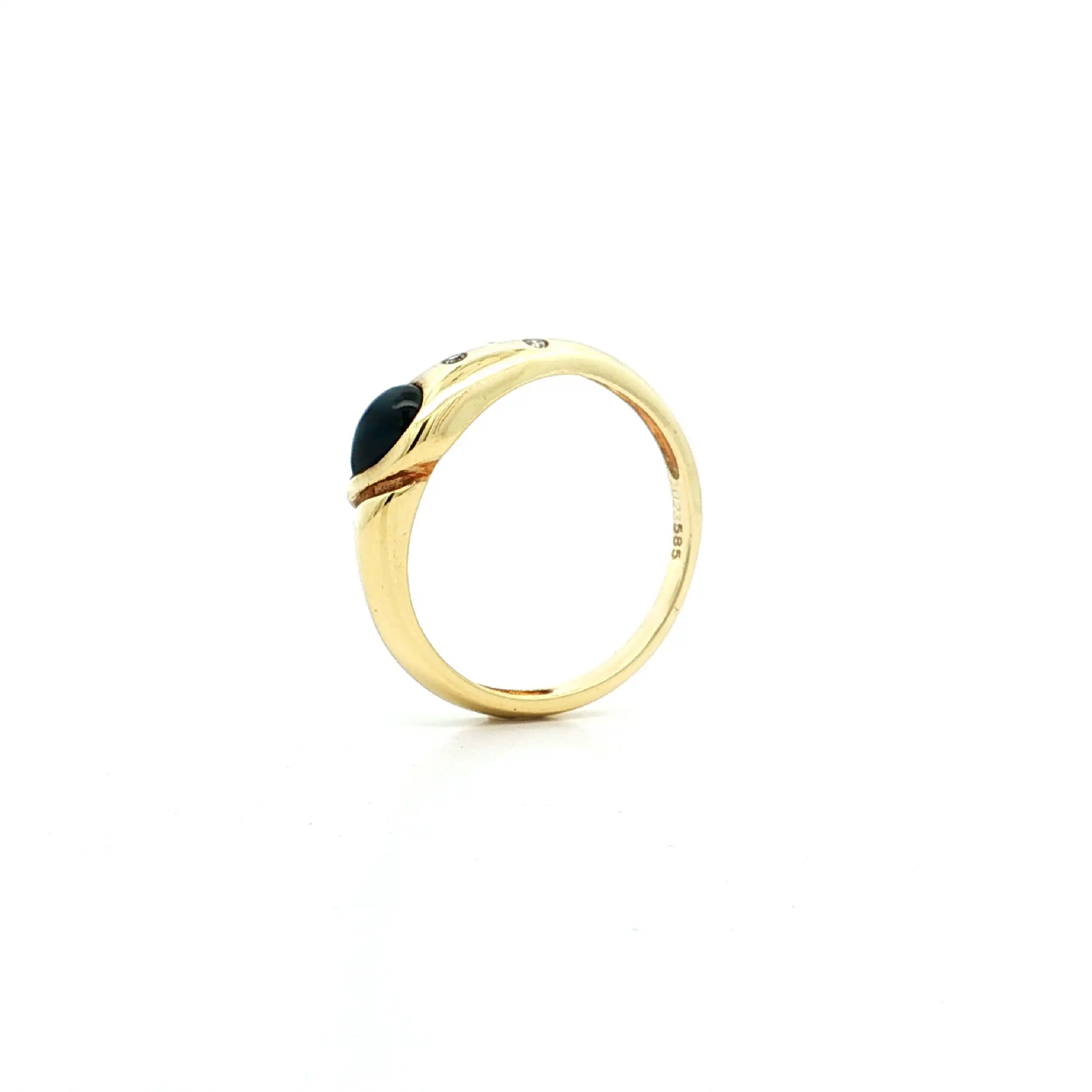 Ring Gelbgold mit Saphir Cabochon & Diamanten, graviert mit 0,023ct.