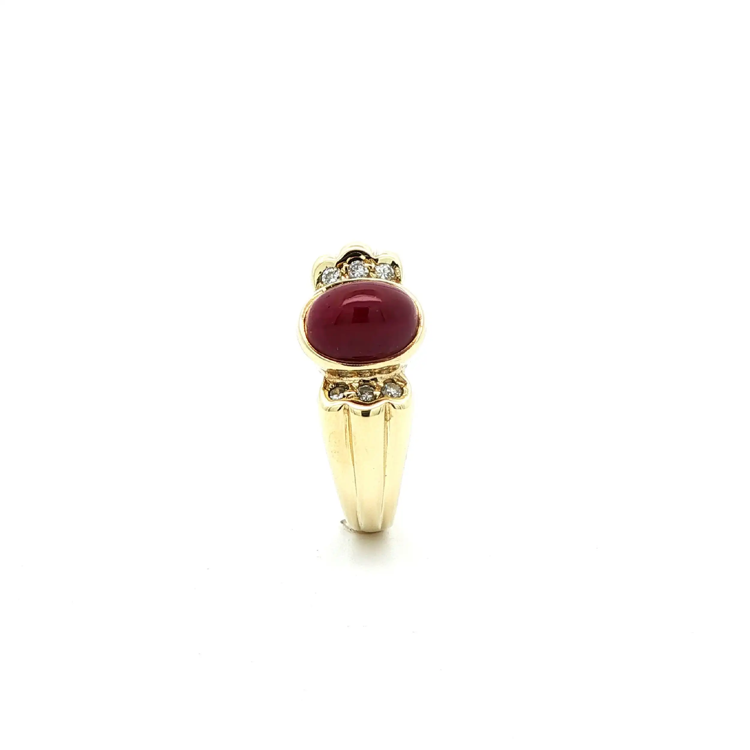 Ring Gelbgold mit Rubin Cabochon & Brillanten Ring Gelbgold mit Rubin Cabochon & Brillanten