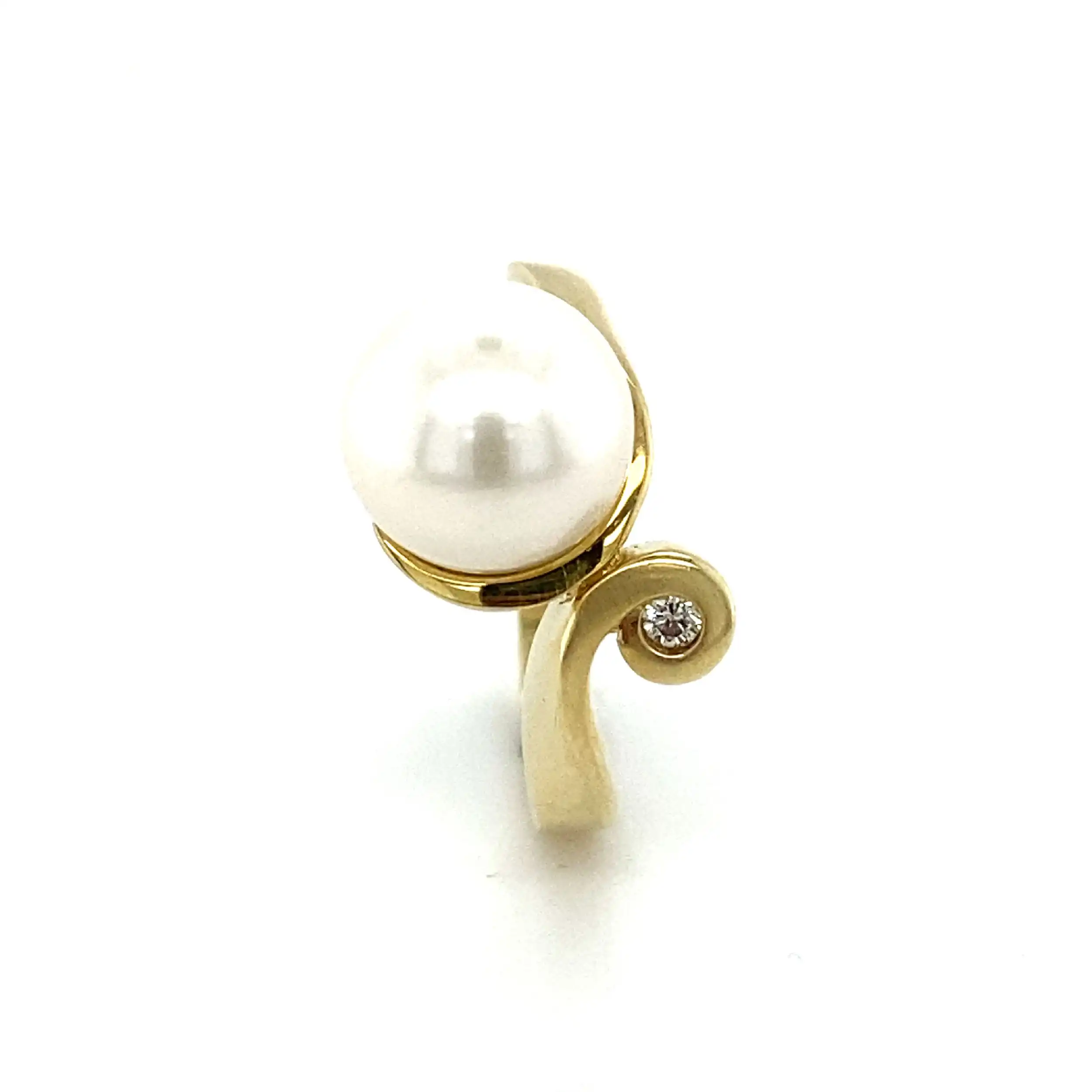 Ring Gelbgold mit Perle und Brillant, graviert mit 0,04ct Ring Gelbgold mit Perle und Brillant, graviert mit 0,04ct