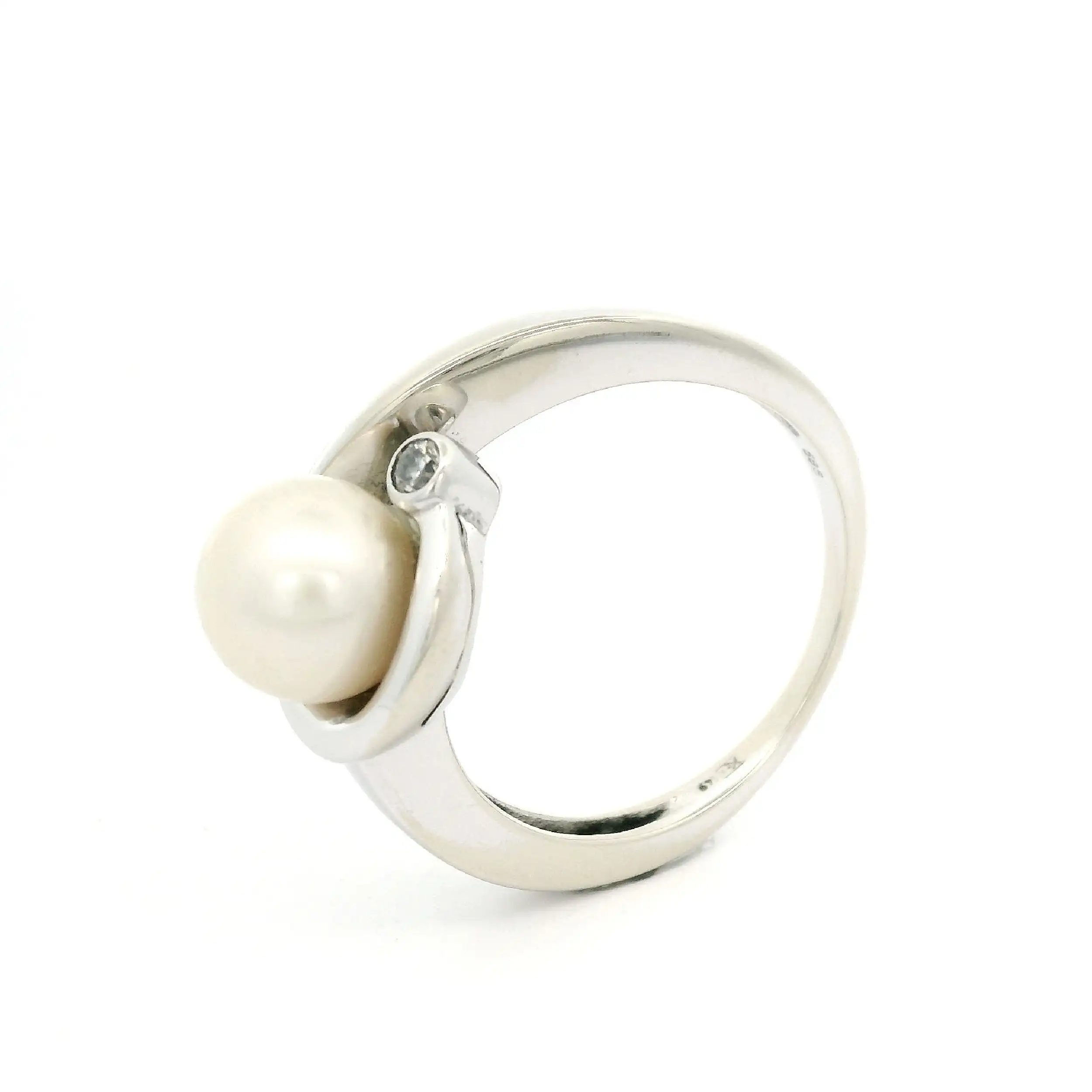 Ring Weißgold mit Brillant und Akoyaperle