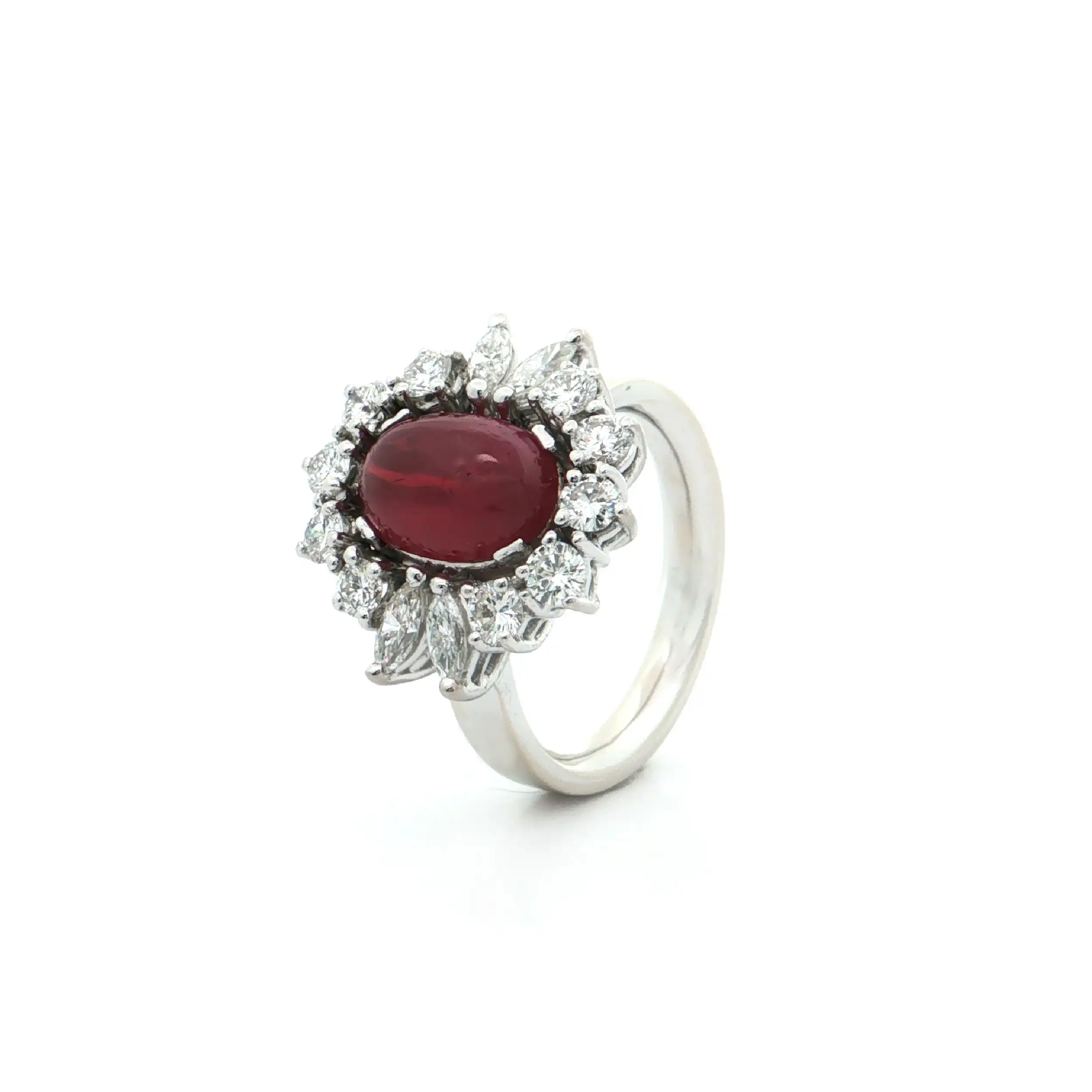 Ring Weißgold mit Brillanten, Navettediamanten und Rubincabochon Ring Weißgold mit Brillanten, Navettediamanten und Rubincabochon
