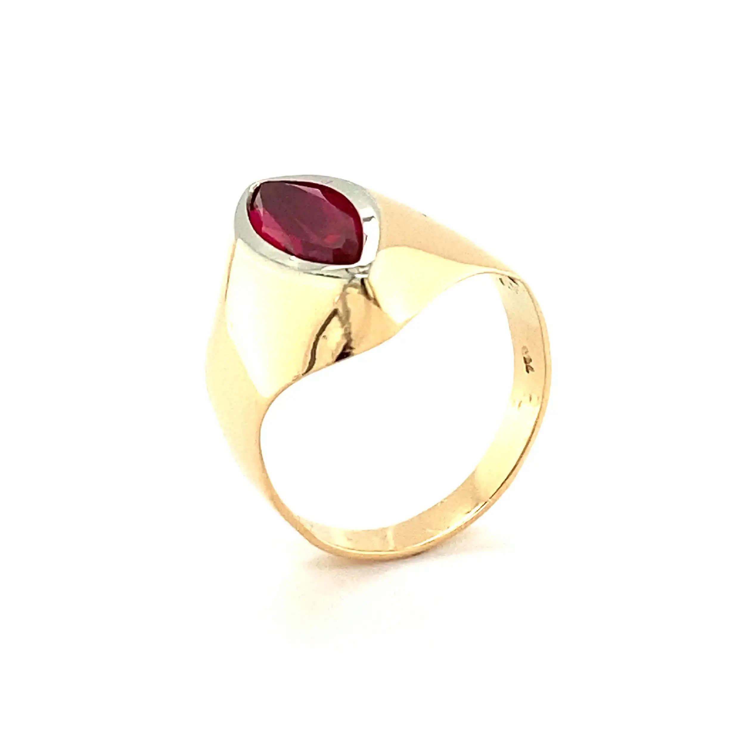 Ring Gelbgold mit synthetischem Korund Ring Gelbgold mit synthetischem Korund