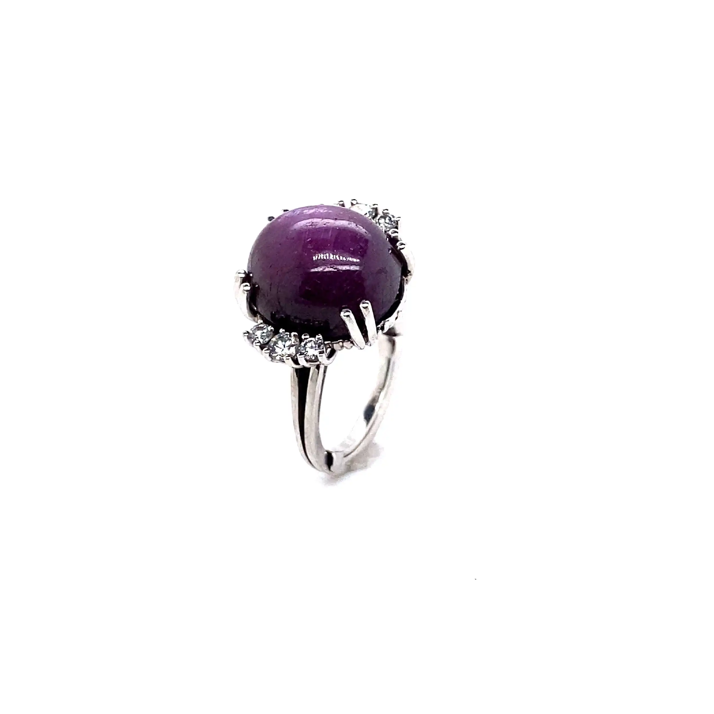 Ring Weißgold mit lila Cabochon und Brillanten